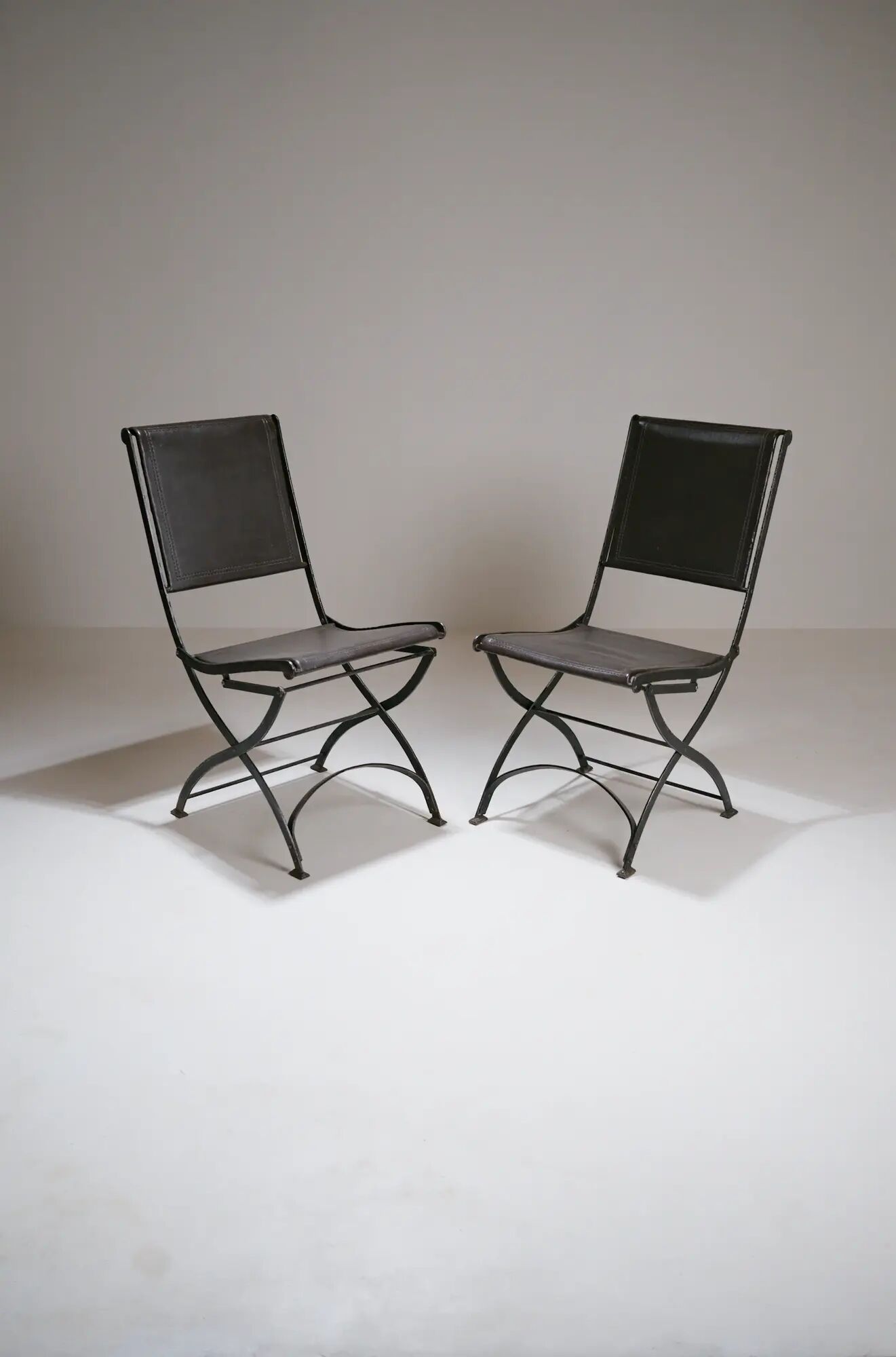 Foldable chair in wrought iron and leather. c. 1950