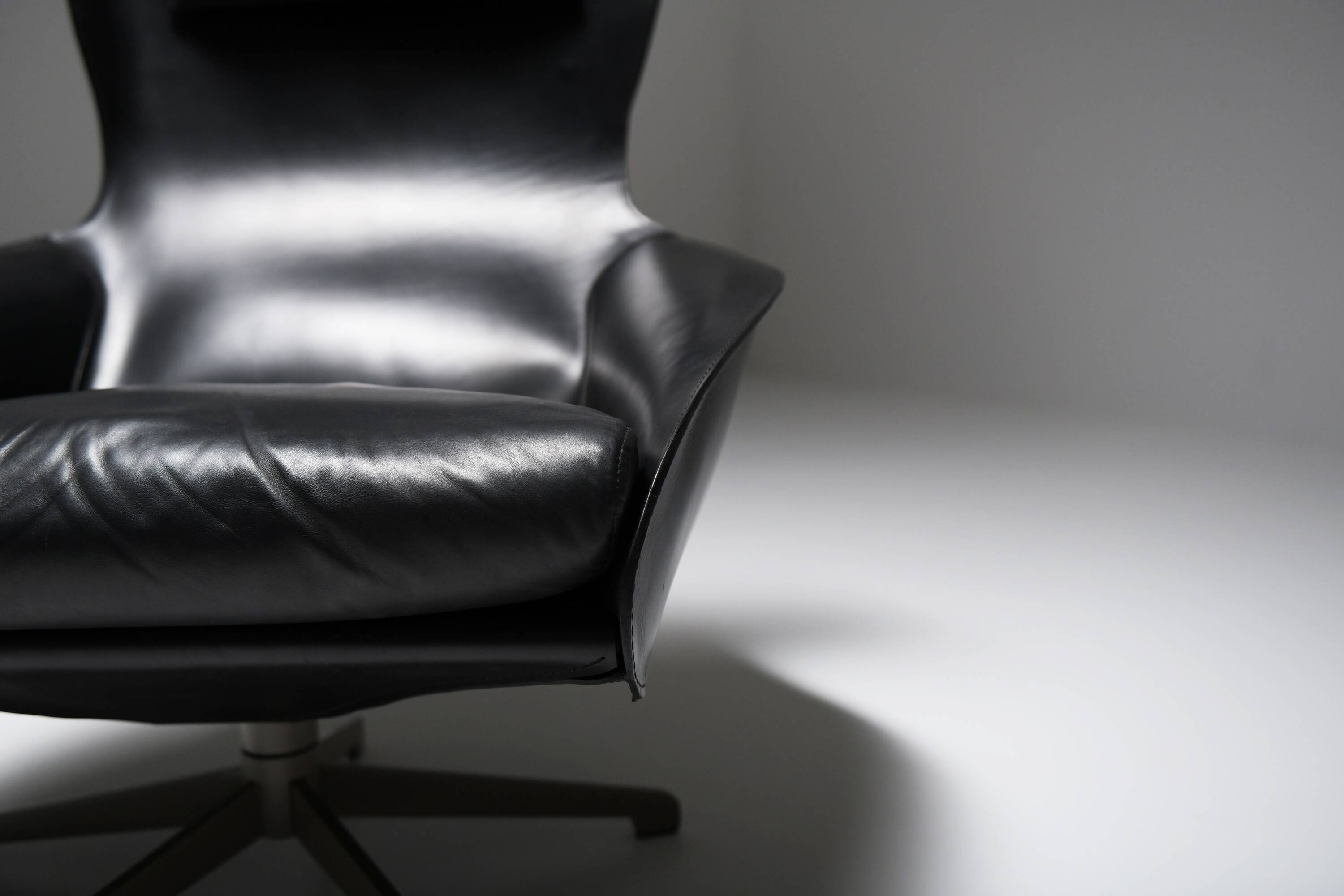 Black leather Cab 423 by Mario Bellini for Cassina