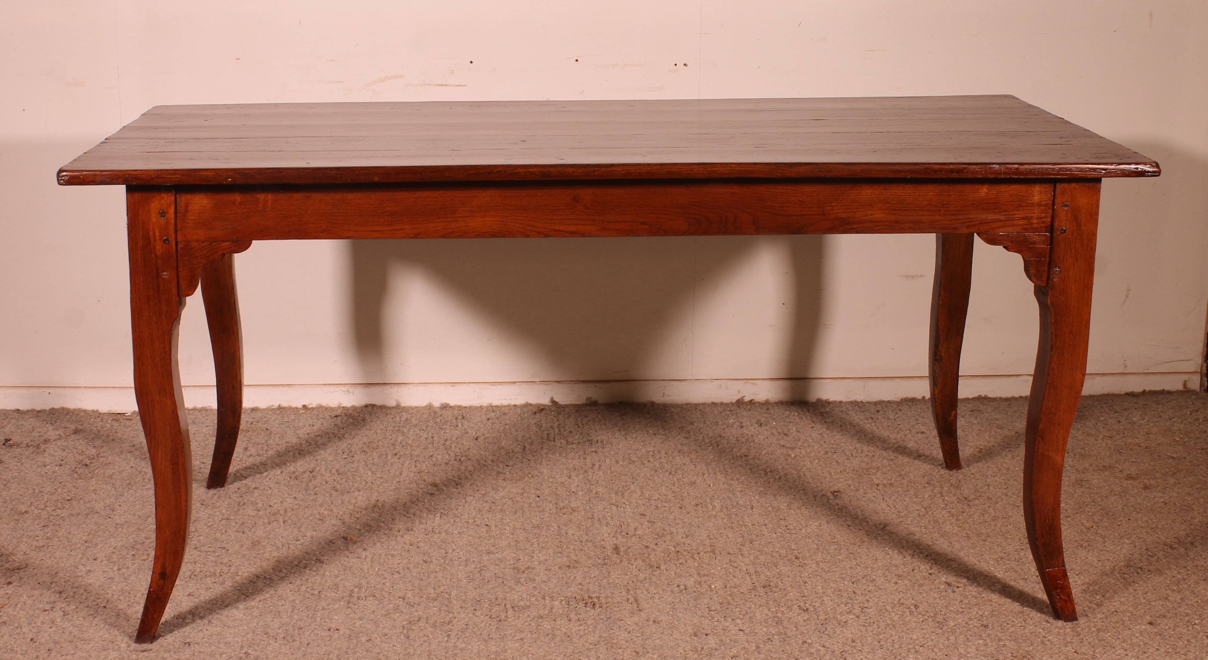 Louis XV table in oak, late 18th century.