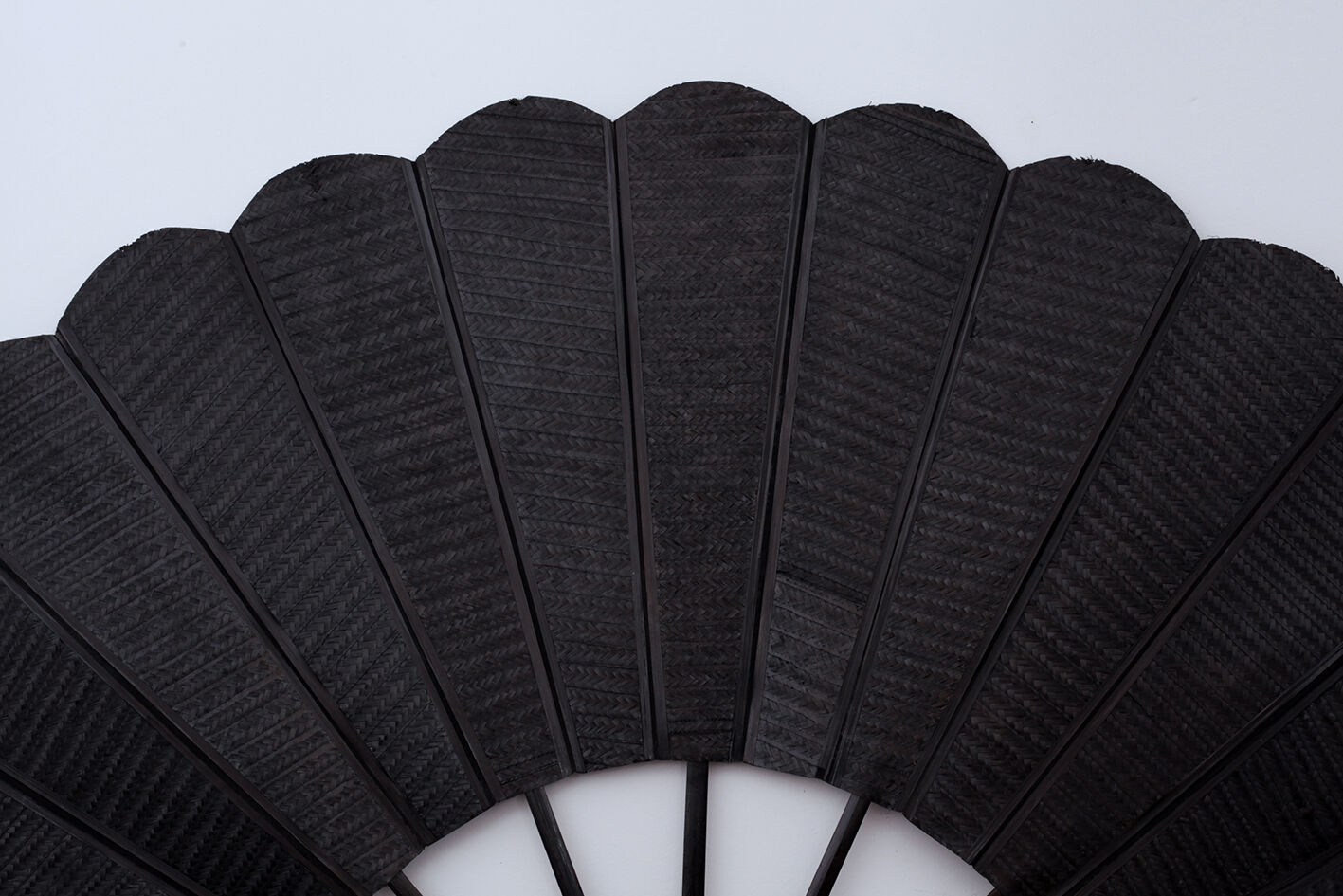 Eventail sombre tramé - 168 cm