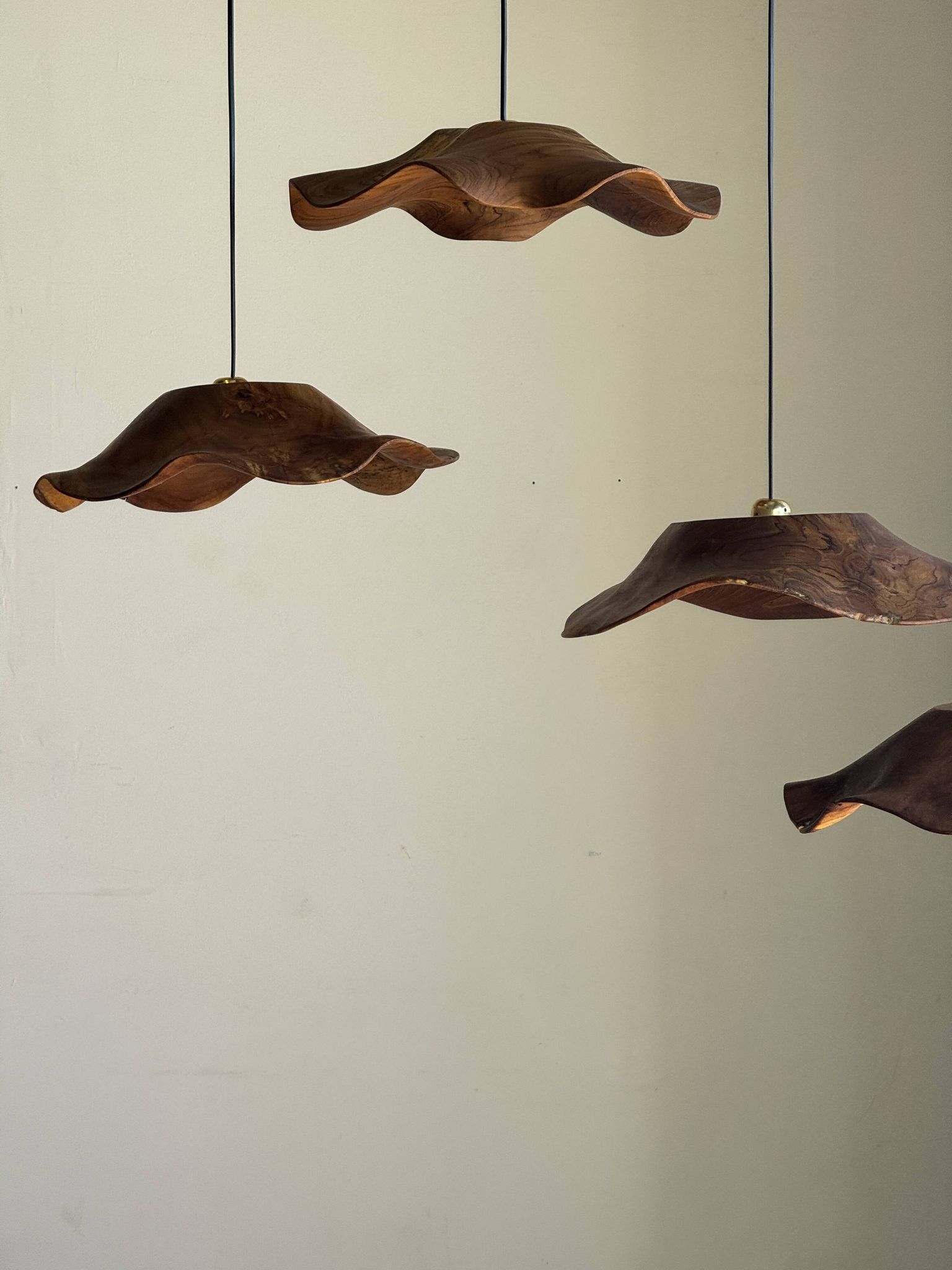 Moyenne suspension feuille plate ondulée en teck fleur lisse D:40