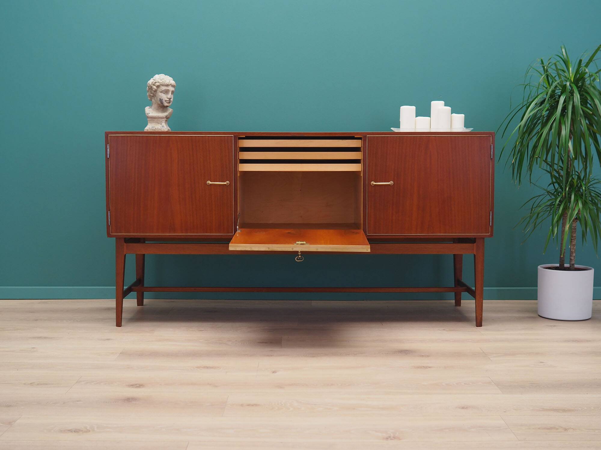 Enfilade en acajou, design danois, années 1970, production : Danemark