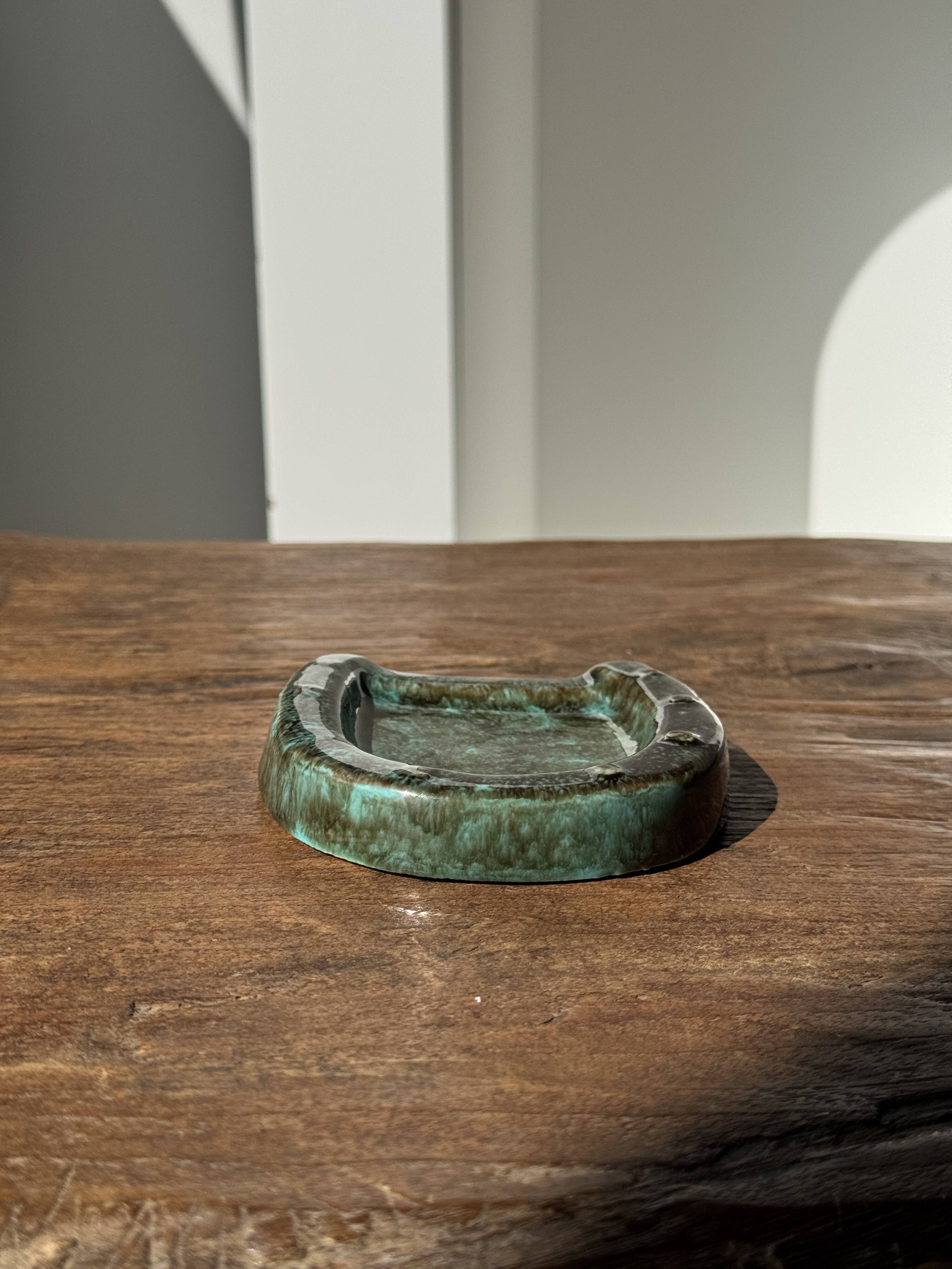 Cendrier en céramique vernissée turquoise et brune en forme de fer à cheval