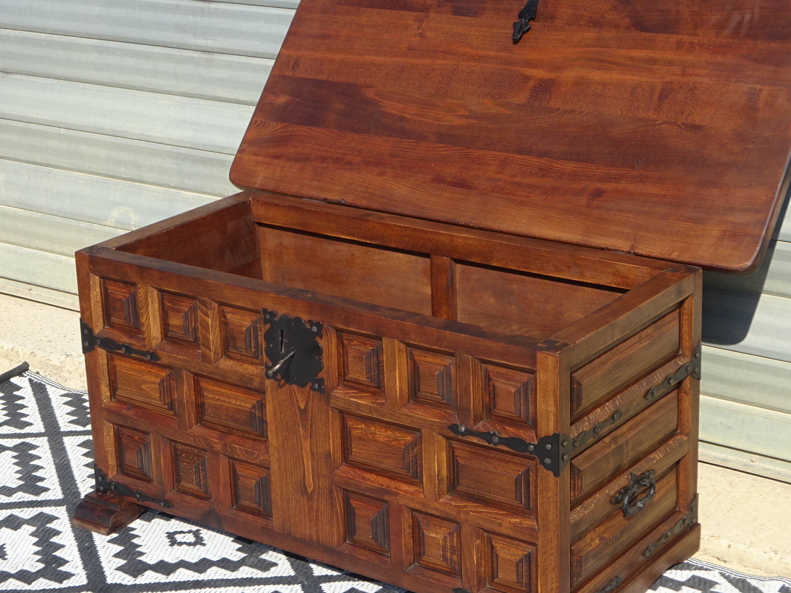 Tuscan chest in solid wood, Argudo Navarro, Spain