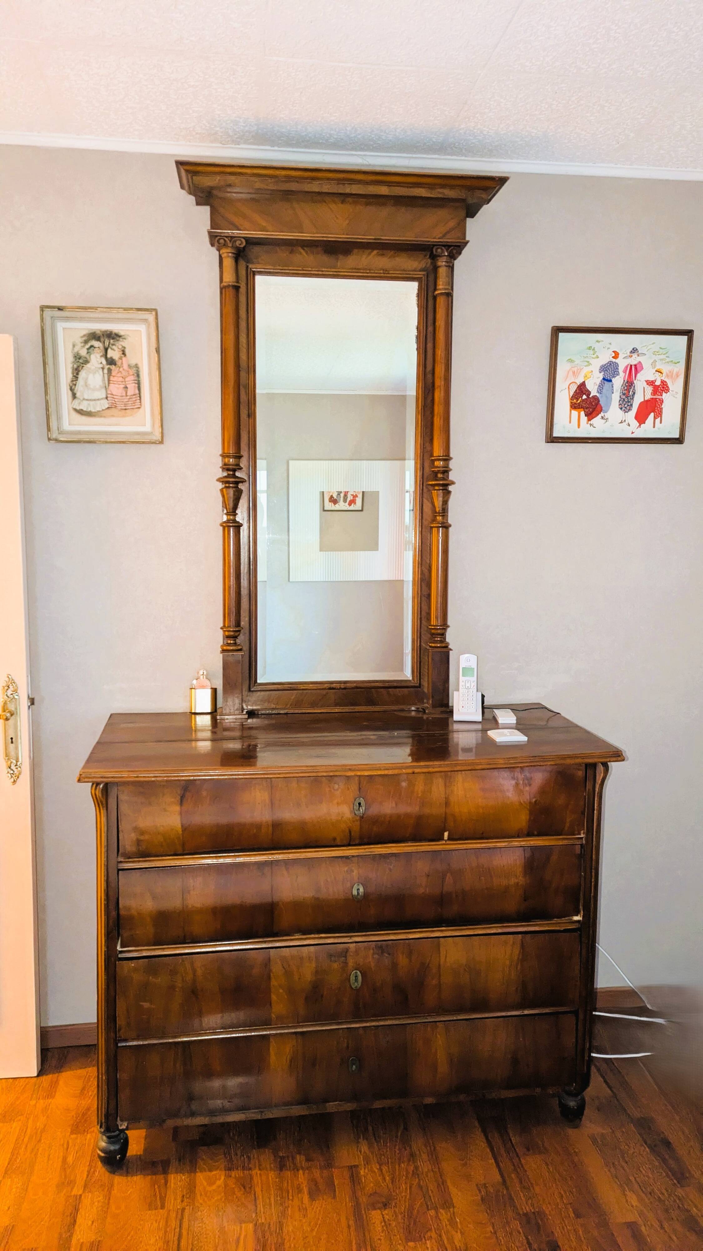 Chest of drawers with 4 drawers in cherry wood with a mirror in classic style – beautiful dimensions.