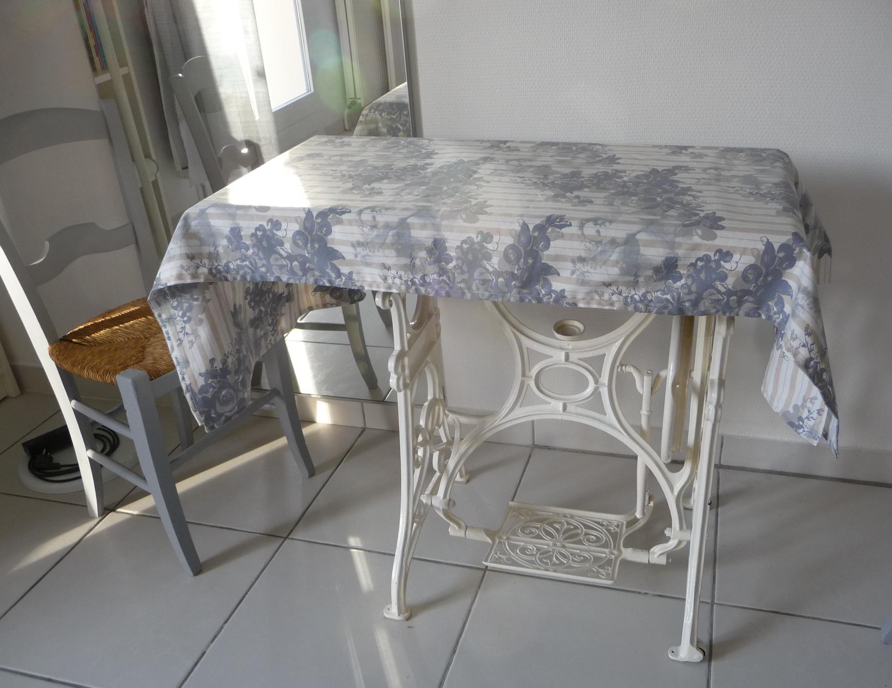 Ancienne table de machine à coudre Singer
