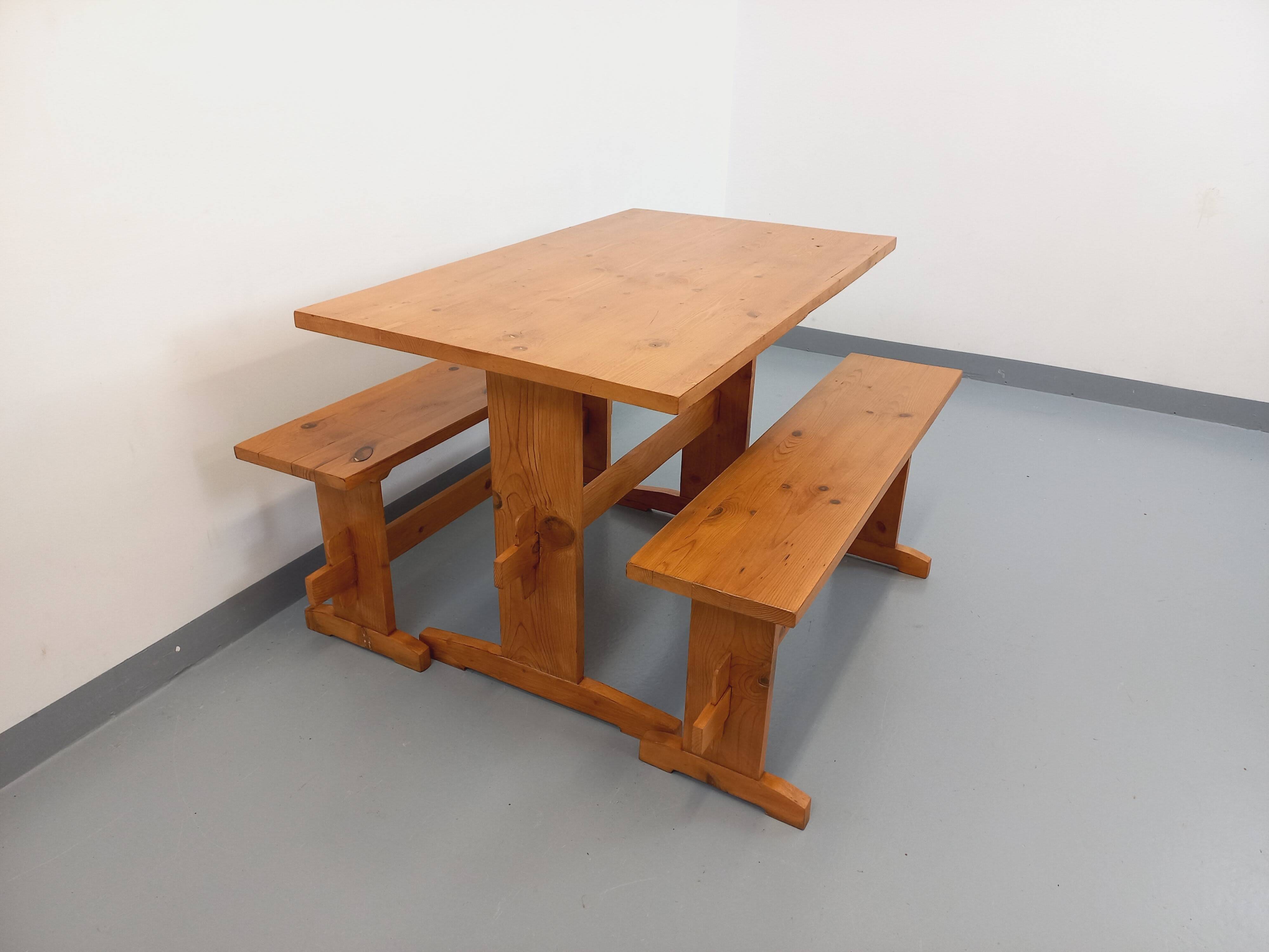 Suite of a table and 2 vintage fir benches from the 60s