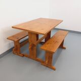 Suite d’une table et de 2 bancs en sapin, années 60