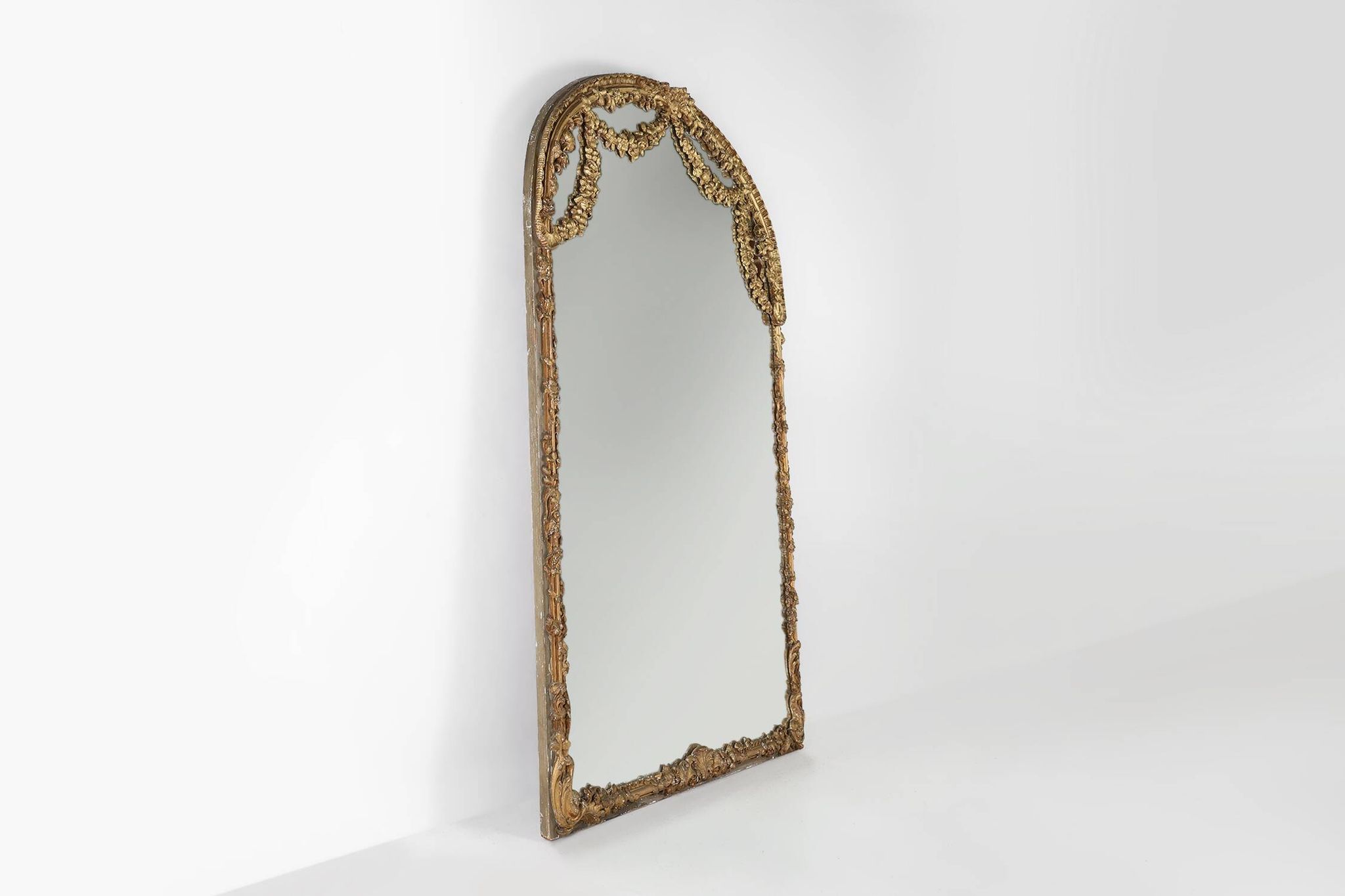 Grand miroir de cheminée baroque en bois doré, France vers 1800