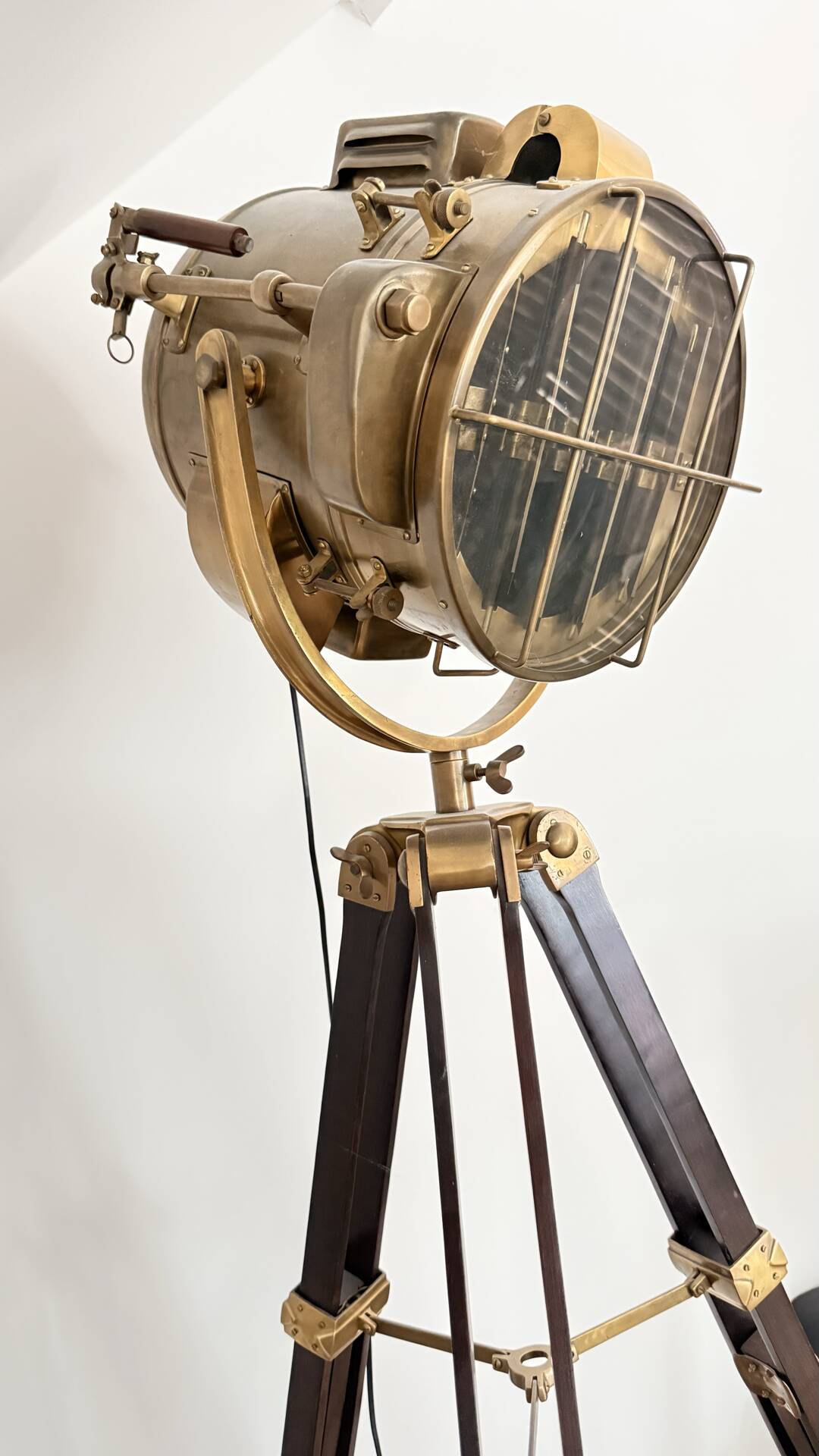 Lampe projecteur marine Maison Coloniale – laiton et acajou mas