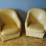 Deux fauteuils club en cuir jaune