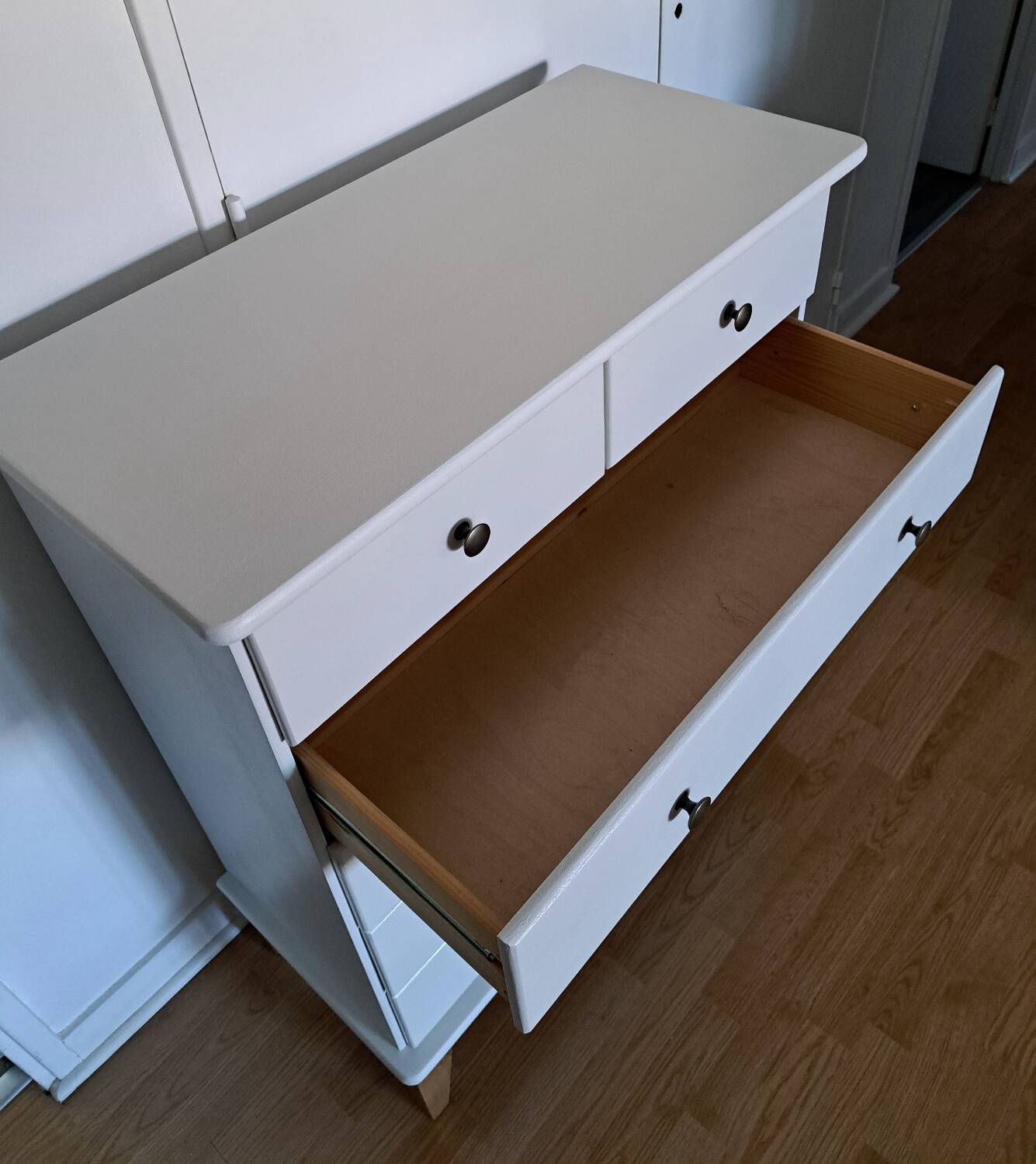 Rød Sødgren white chest of drawers 3