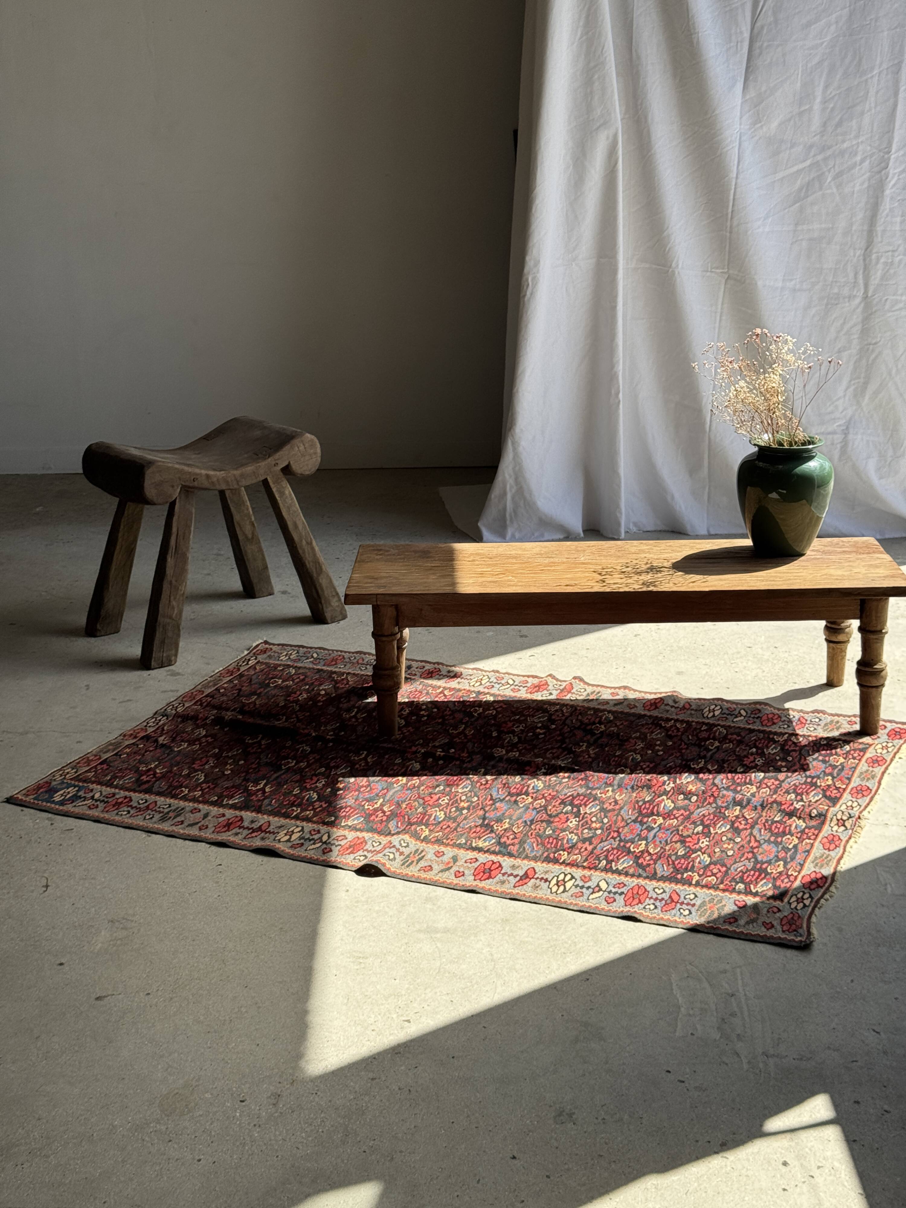 Brown Indonesian teak coffee table, with a border and cylindrical legs H40 L103.