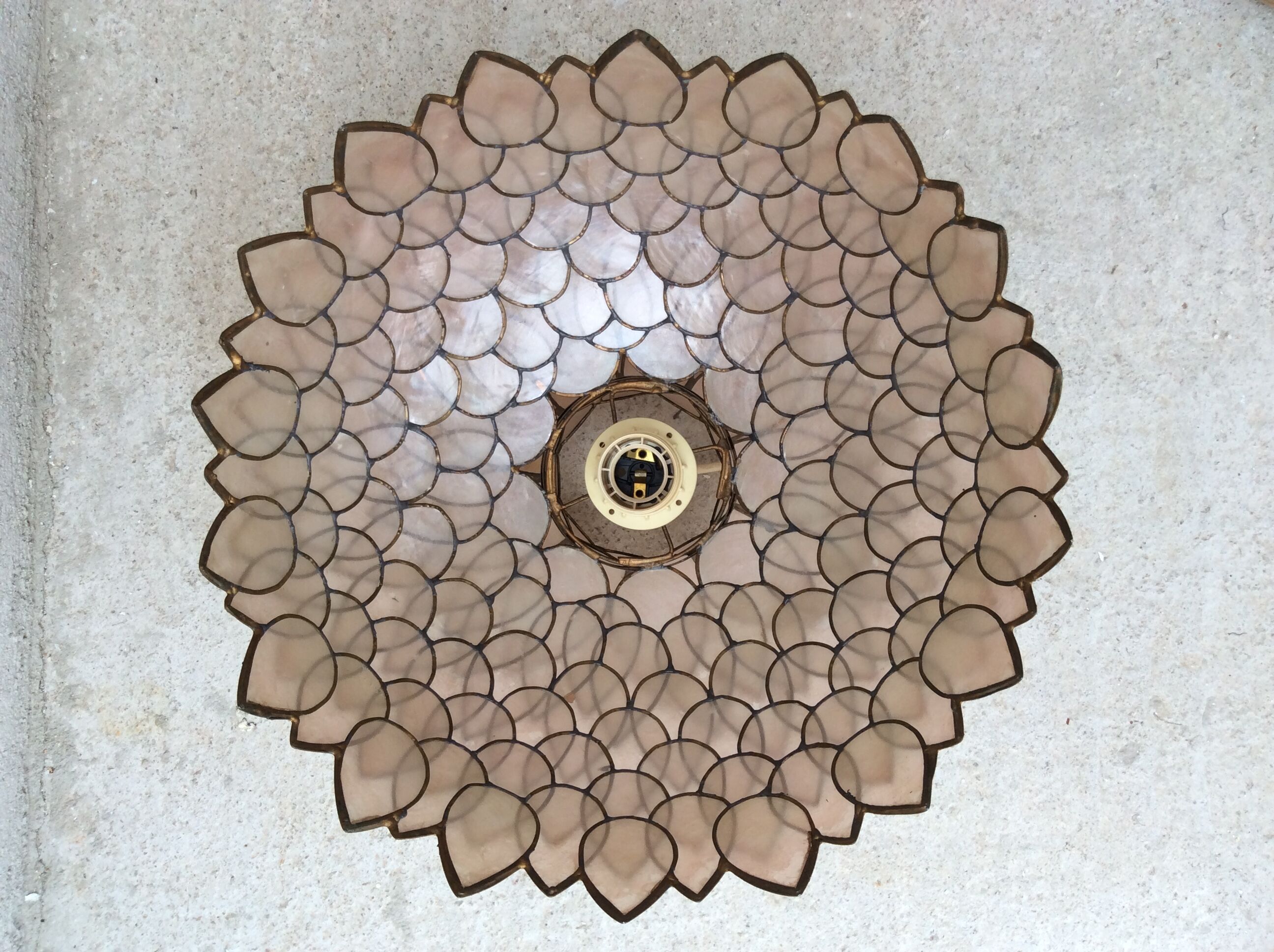 Mother-of-pearl and brass vintage lotus flower-shaped suspension