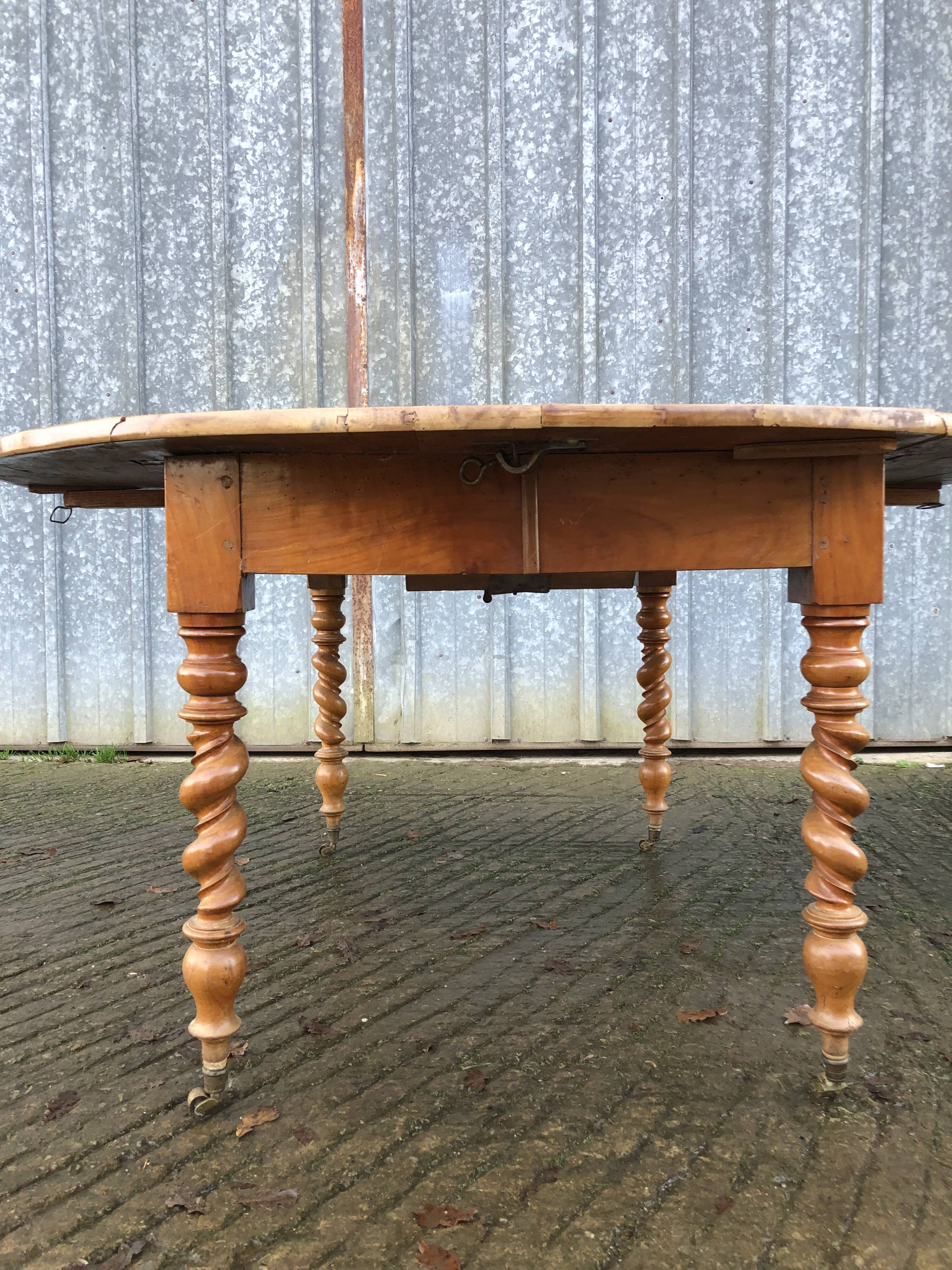 Round table in solid cherry wood, extendable with twisted legs, Louis Philippe style.