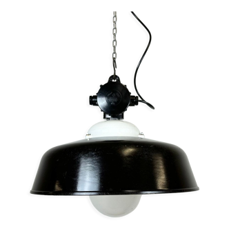 Lampe industrielle en émail noir avec couvercle en verre, années 1950