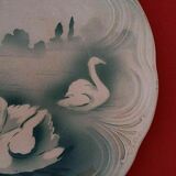 Plate of earthenware dabbling in swans
