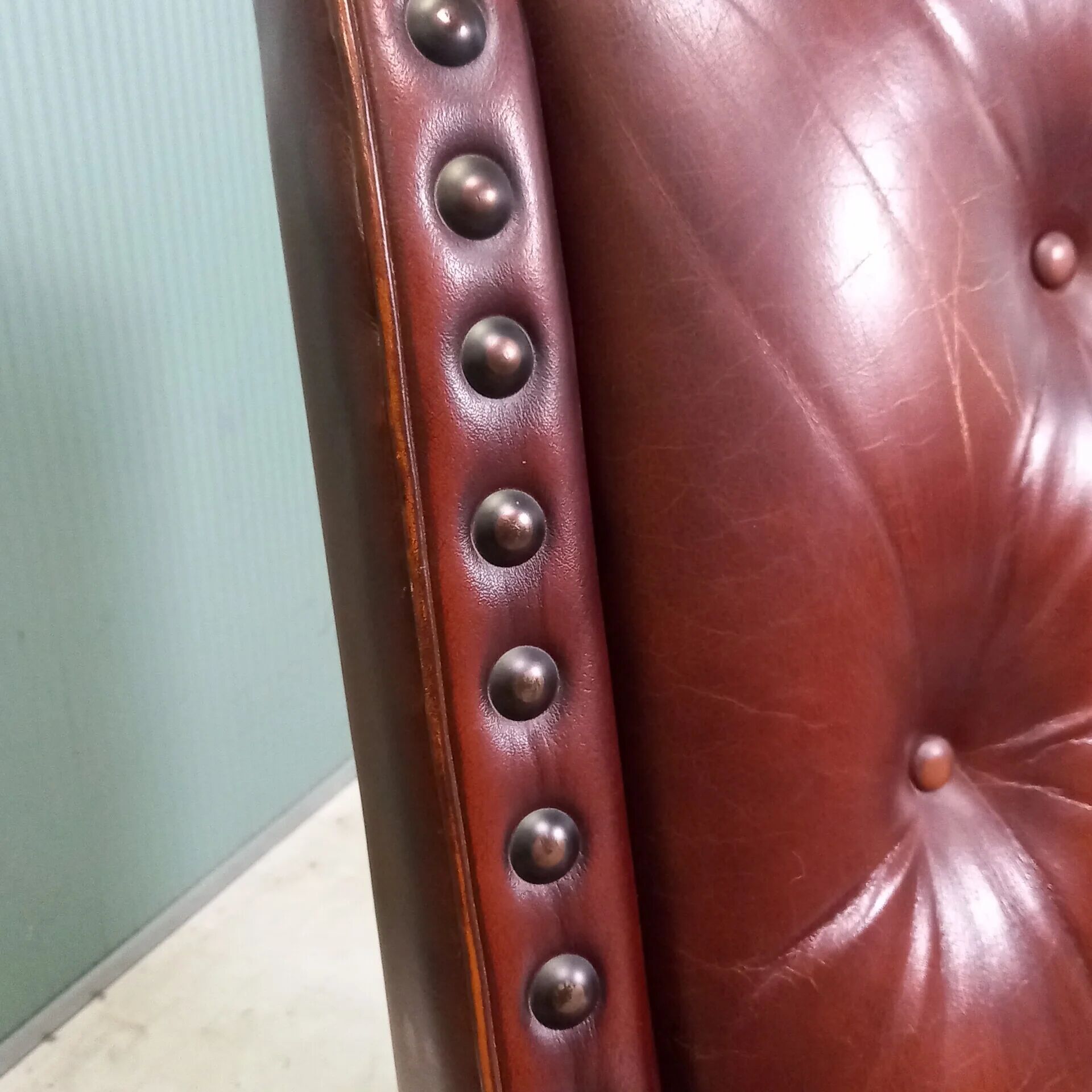 Particularly sturdy library armchair with studs - armchair