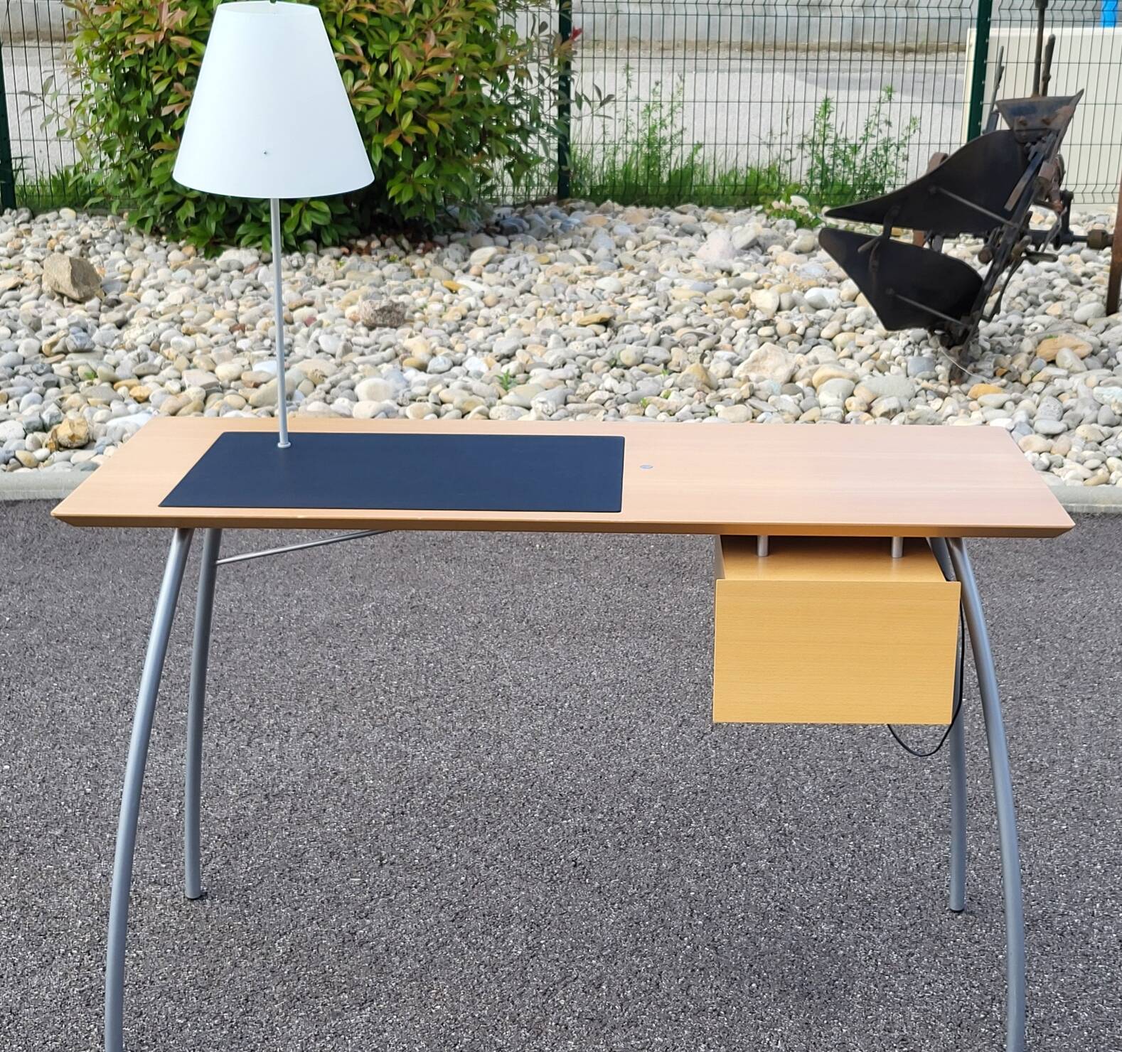 Jean Nouvel desk, Ligne Roset edition, with its original lamp, created for Relais & Châteaux in 1980.