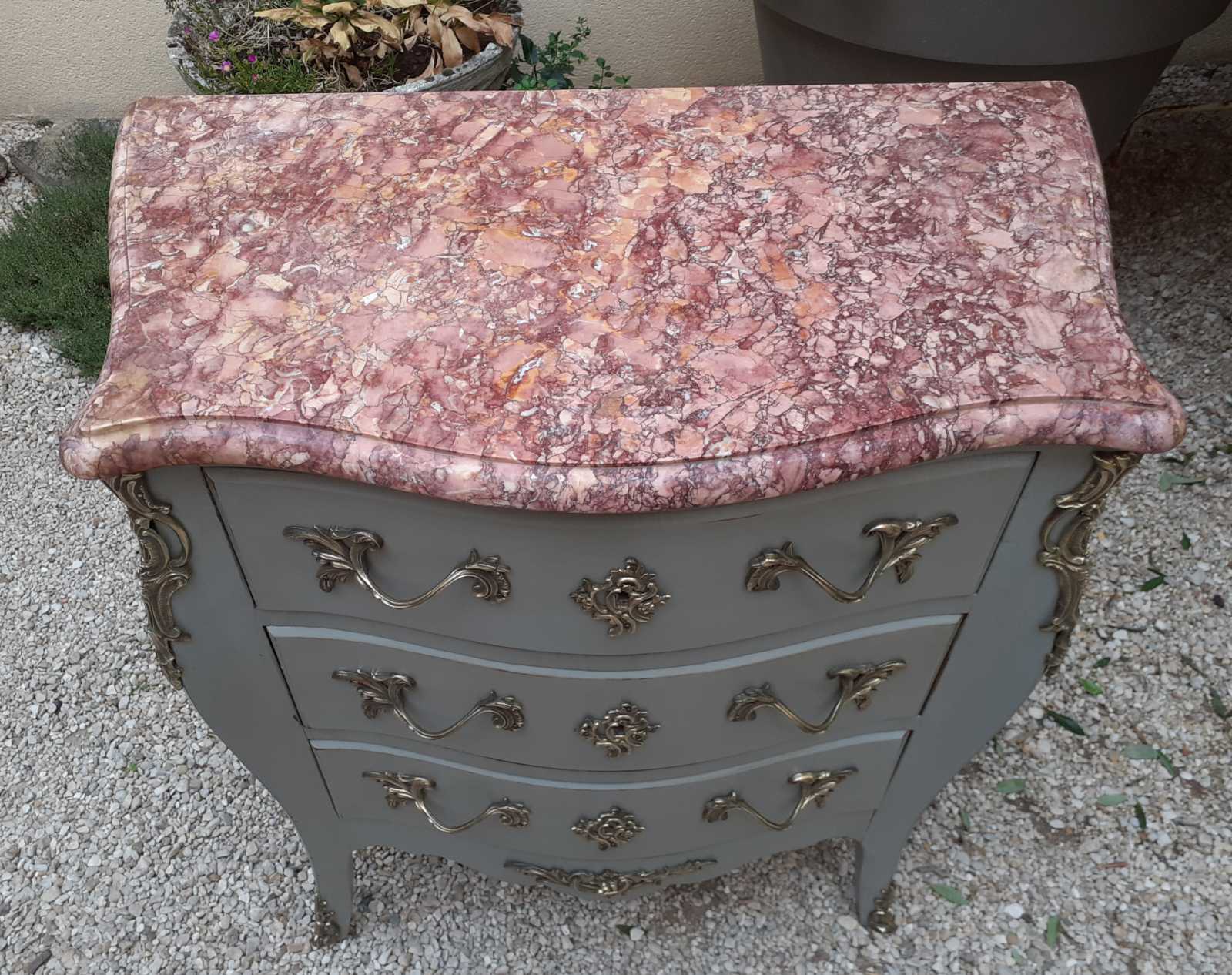Commode de style Louis XV, peinte