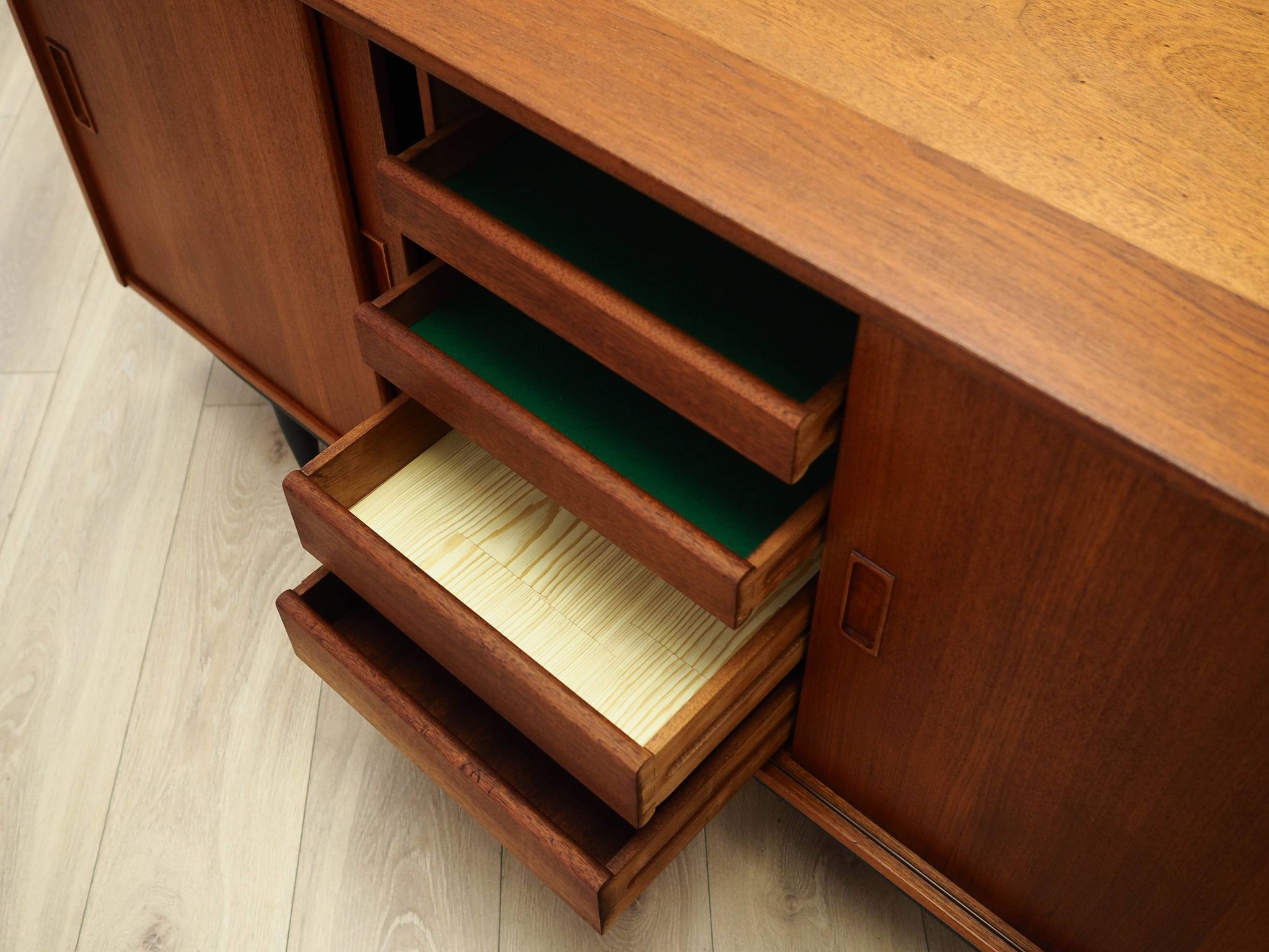 Enfilade en teck, design danois, années 1970, production : Danemark