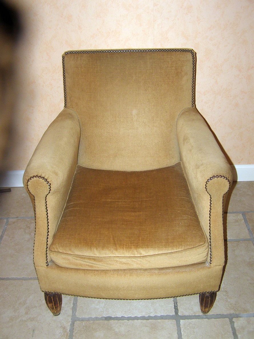 Armchair in solid wood and velvet fabrics