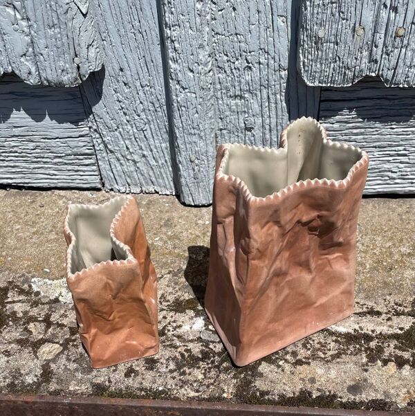 2 vases en forme de sac en papier de Tapio Wirkkala pour Rosenthal