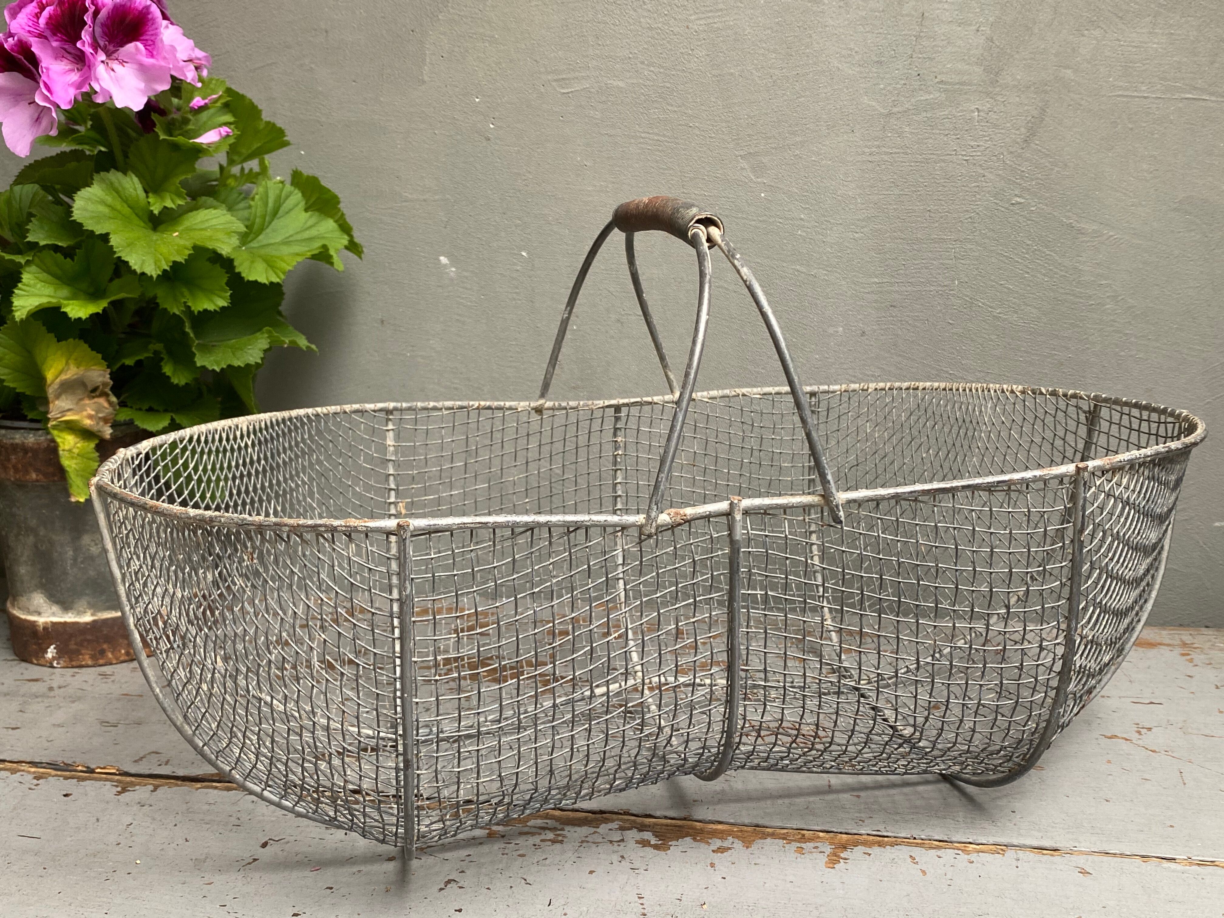 Metal fishing basket