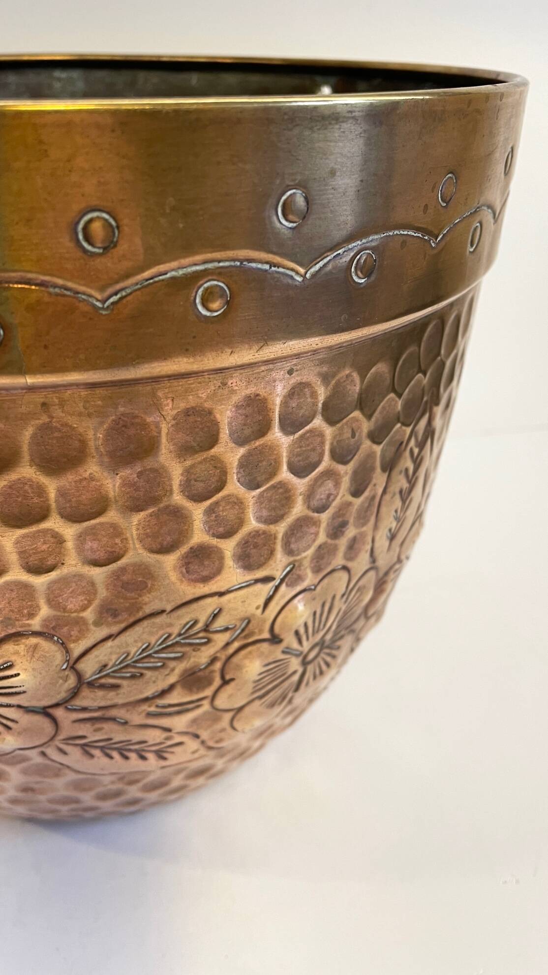 Large antique cache-pot