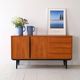 Buffet scandinave avec détails noirs