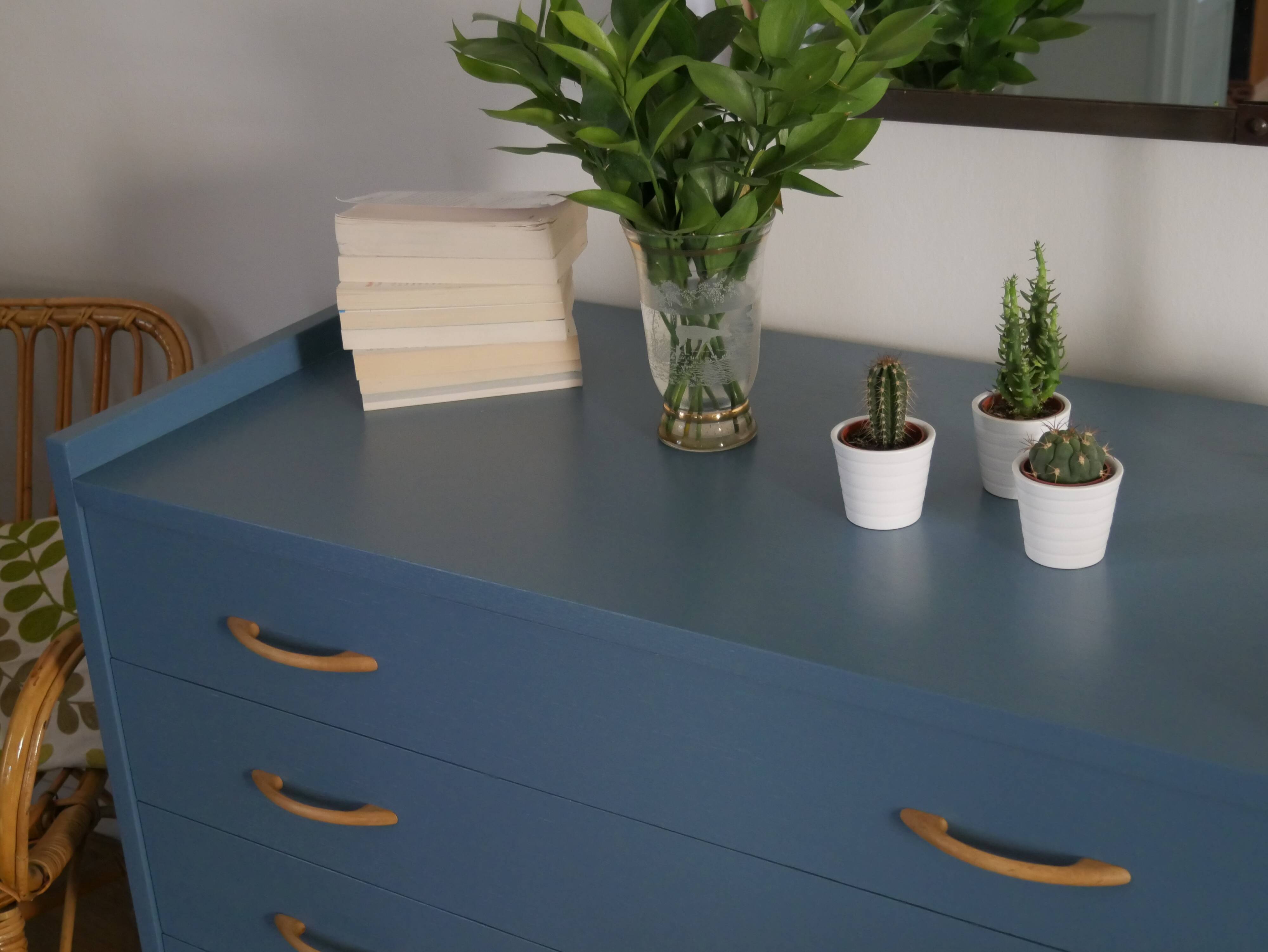 Dresser compass feet, deep blue