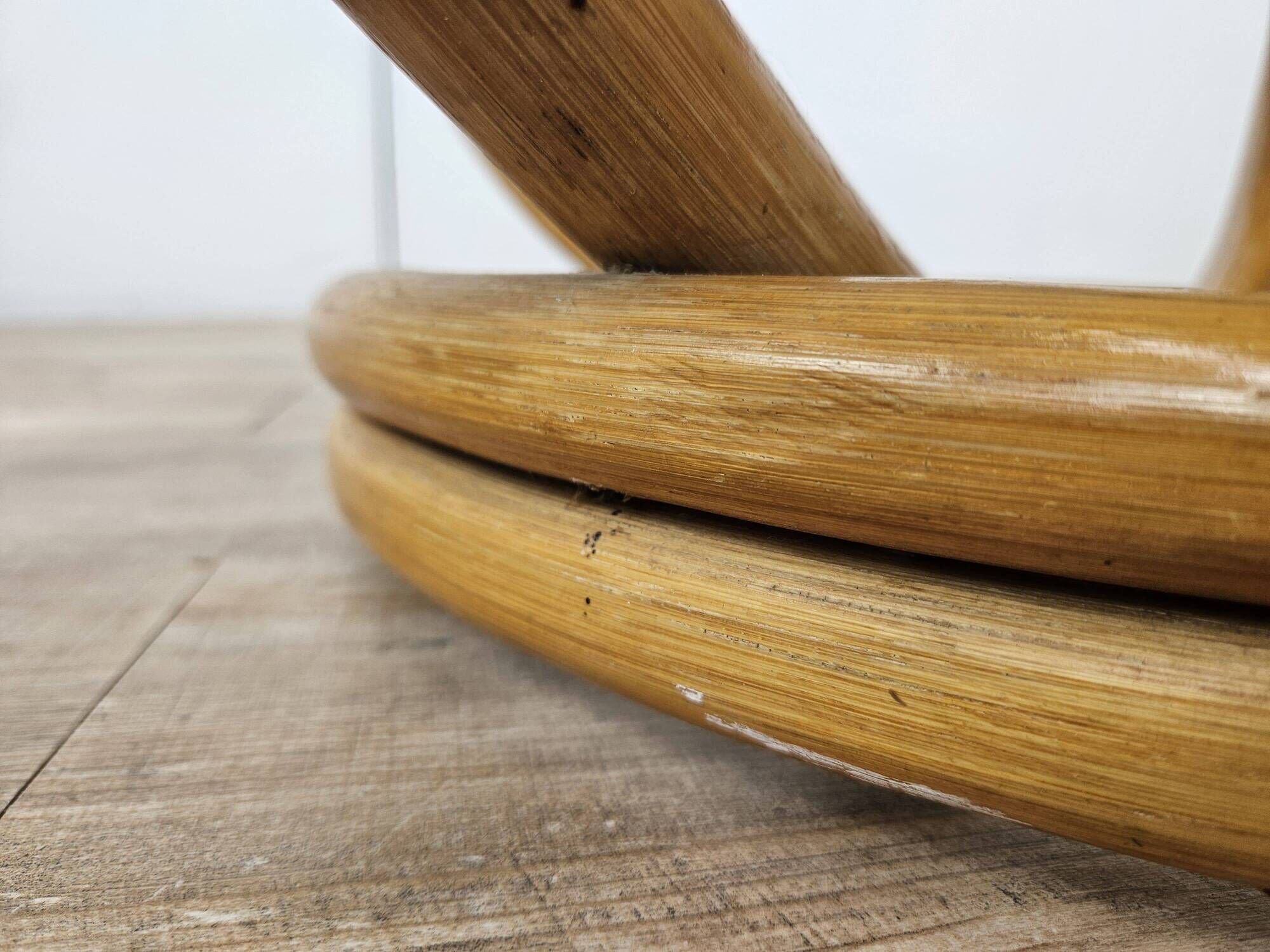 Table basse ronde vintage en bambou et verre fumé