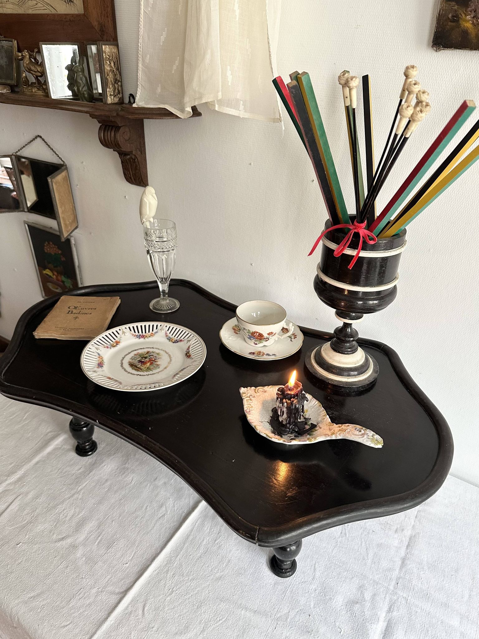 Presentation table of Napoleon III in black lacquered wood, 19th century.