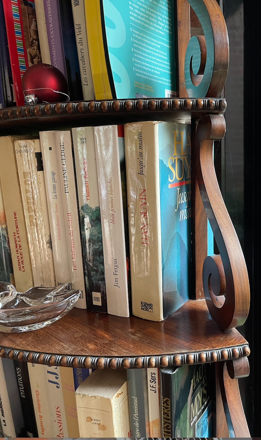 English bookcase neckline in blond mahogany from the 1850s period