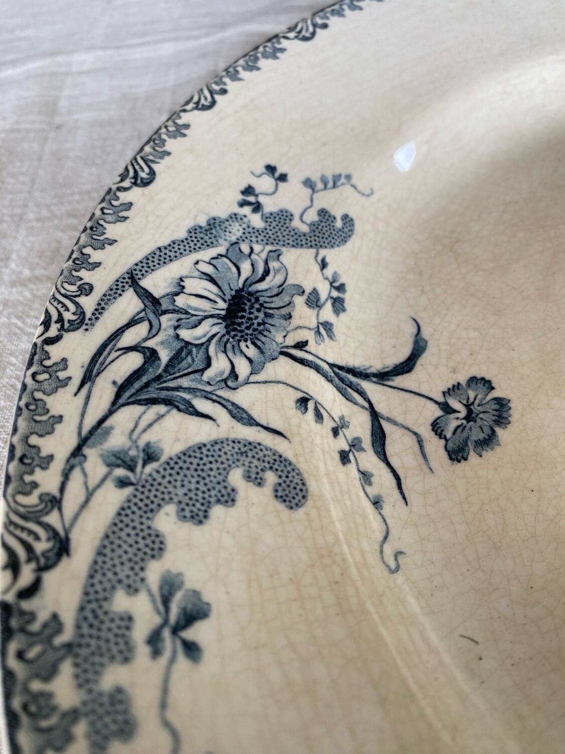 Round iron earth dish