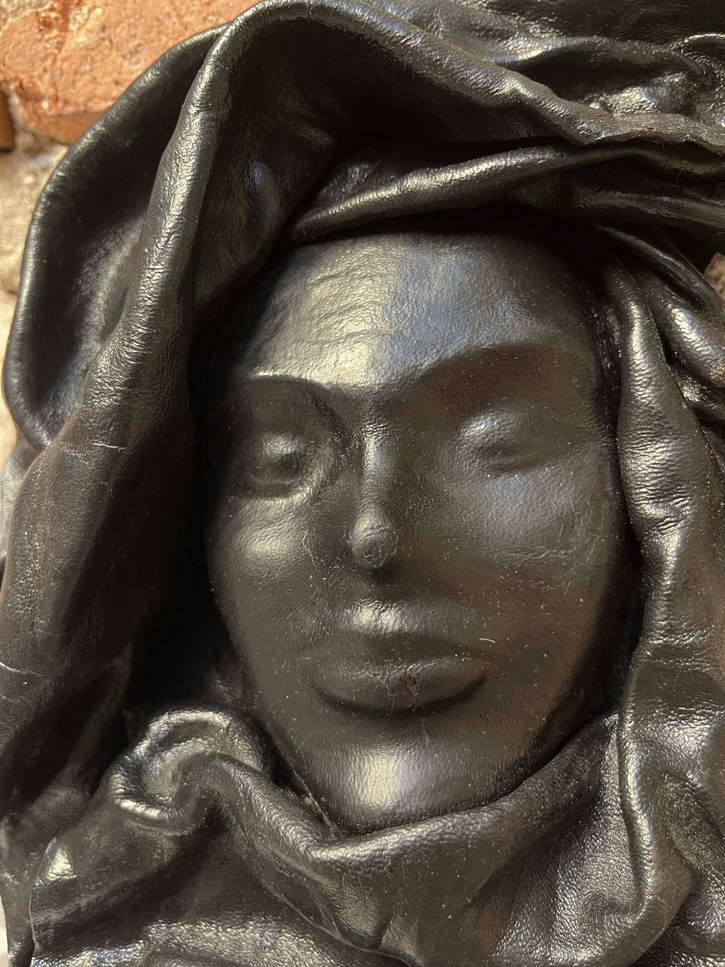 Masque vintage visage de femme en cuir
