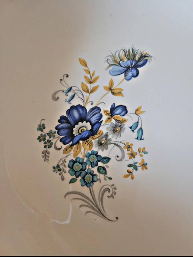 Hollow round plate Moulin des Loups Volubilis, blue flowers and gilding.