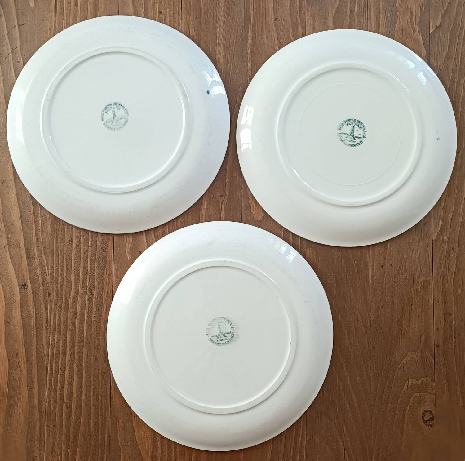 3 assiettes à décor de fleur