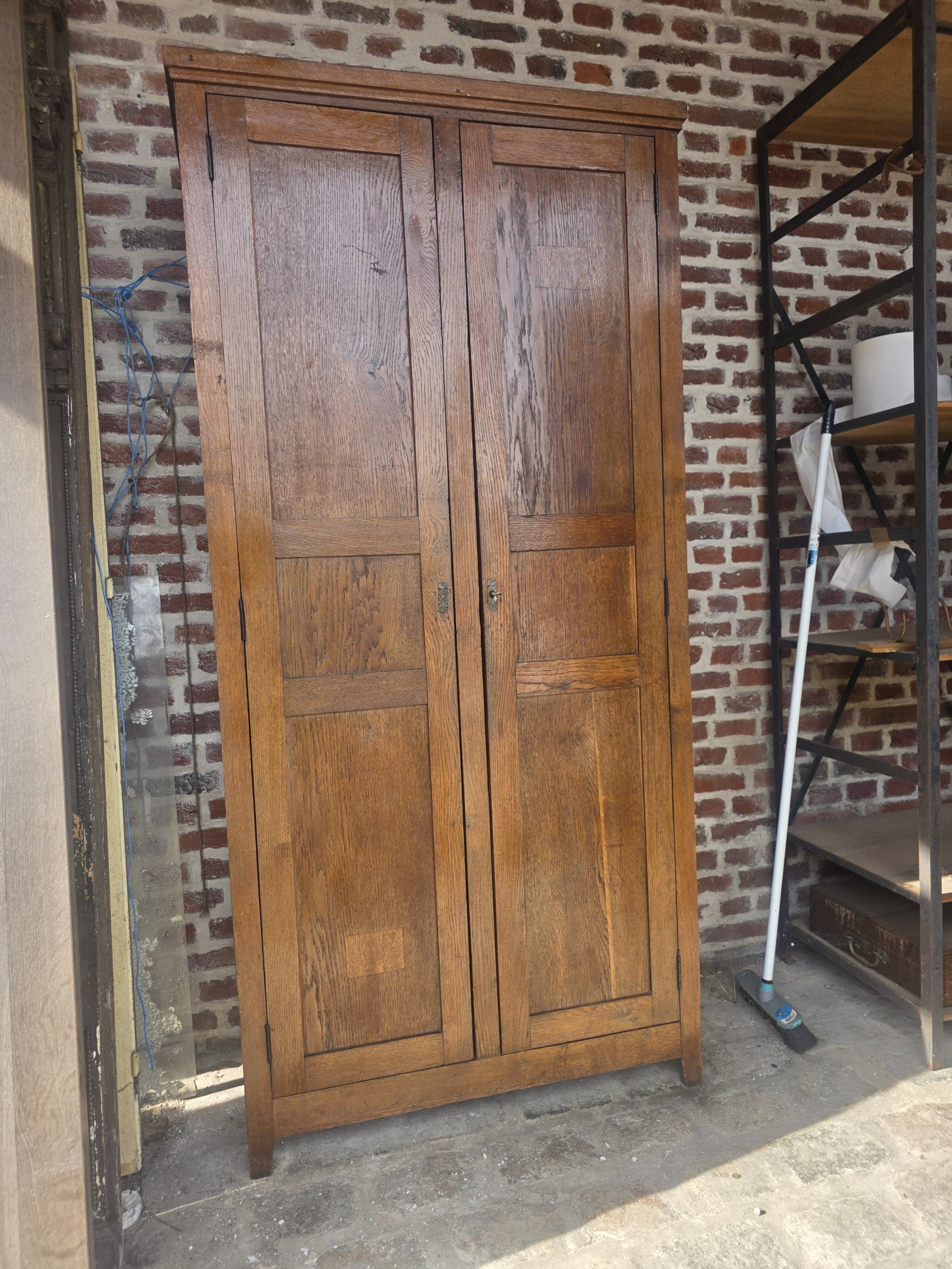 Armoire parisienne ancienne en chêne