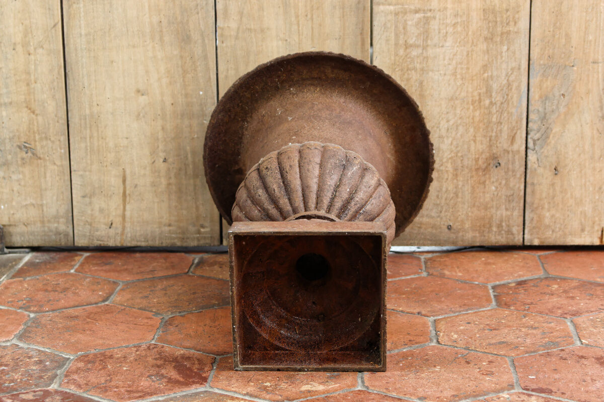 Ancient Medici vase in cast iron