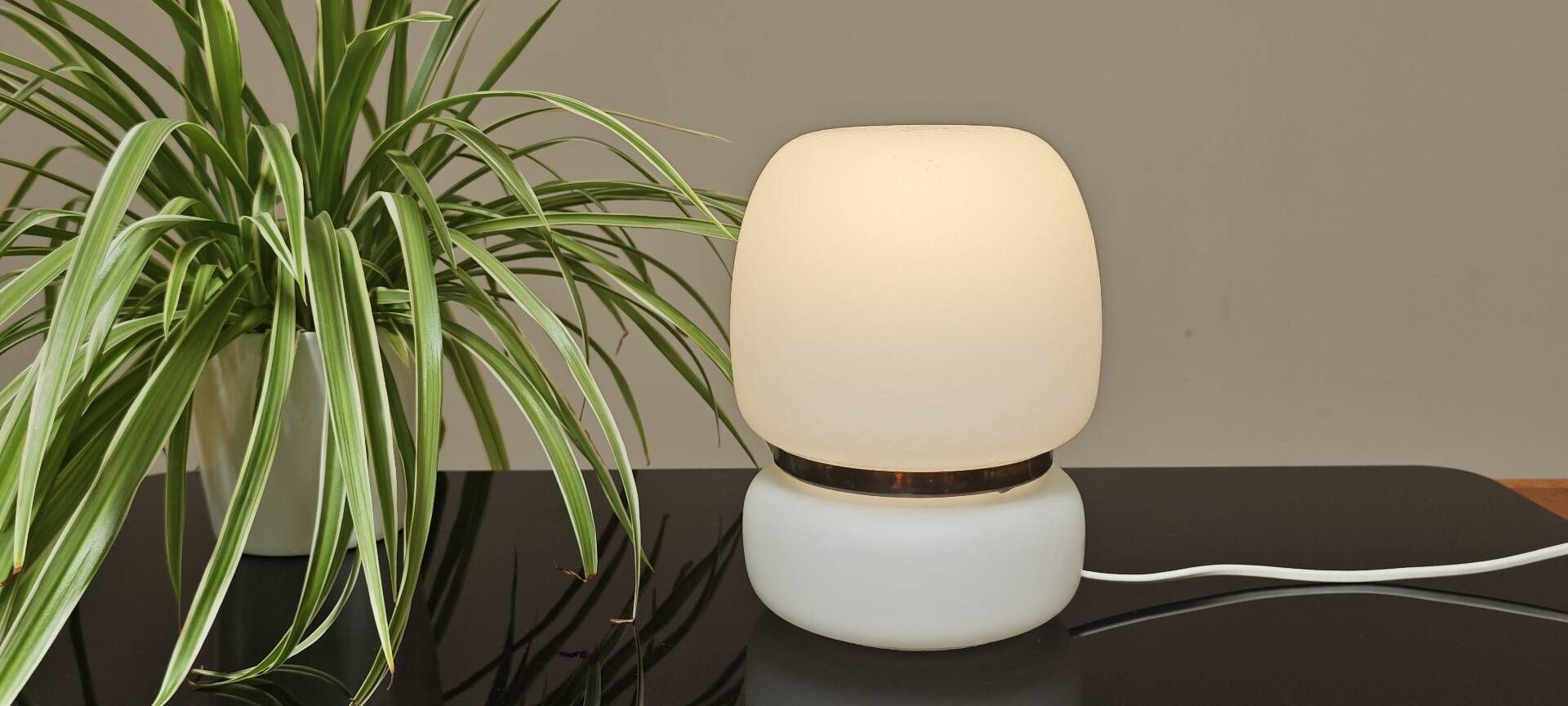 Lampe a poser tchèque en opaline blanche et laiton 1960