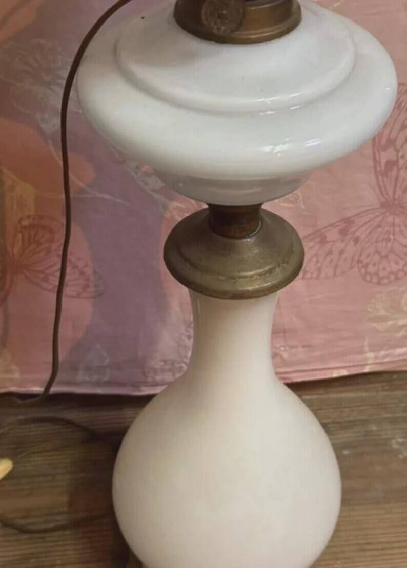 Napoleon III style salon lamp in white opaline with engraved globe – 19th / early 20th century