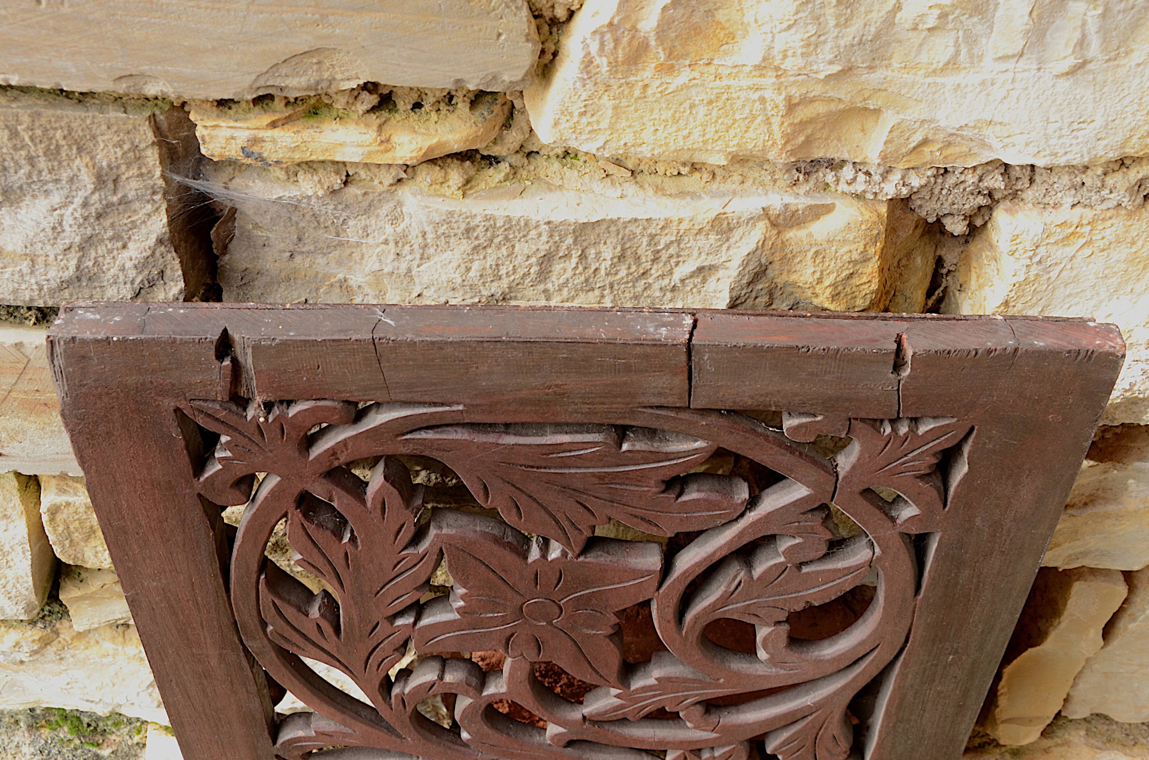Lattice wooden wall panel with a plant motif, originating from Sri Lanka, 97x32cm.