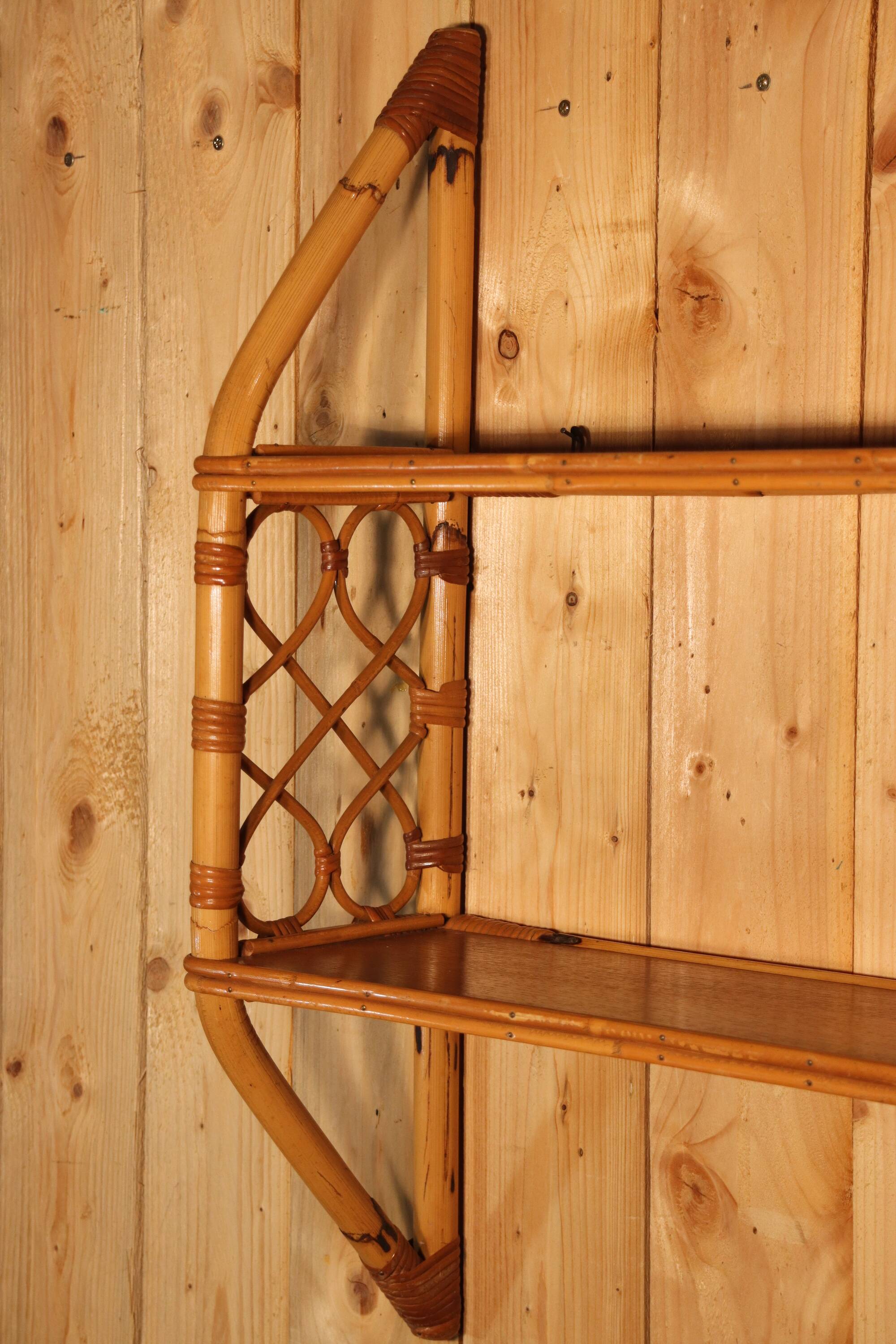 Etagère murale en rotin vintage