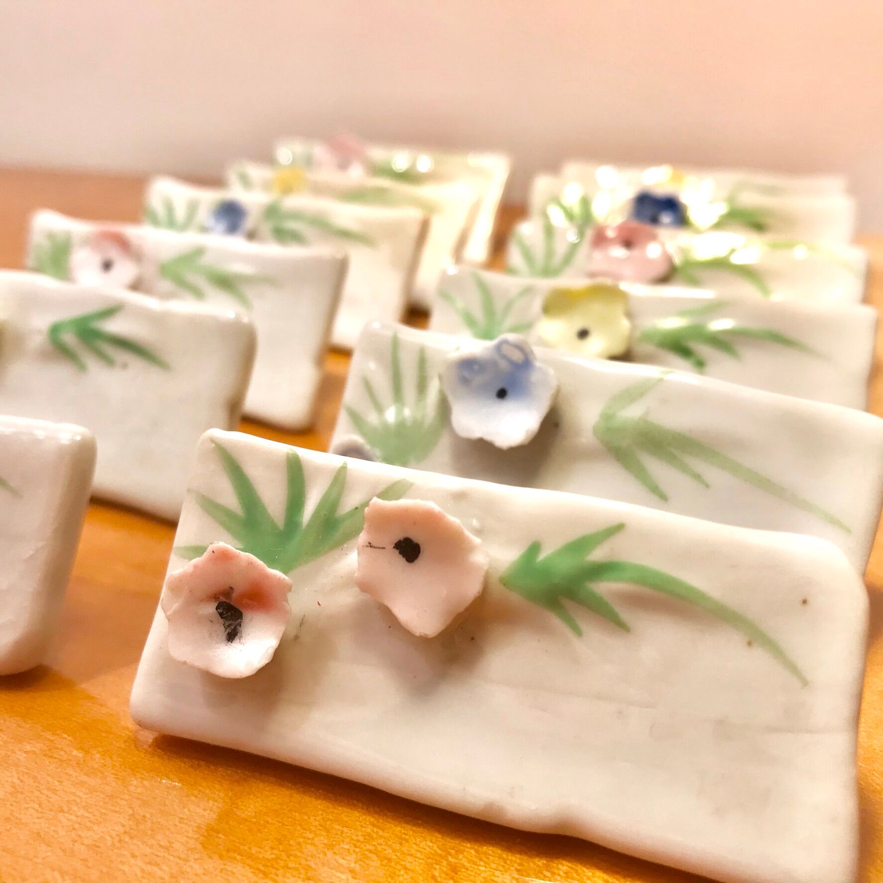 Set of 12 knife holders or porcelain table name holders