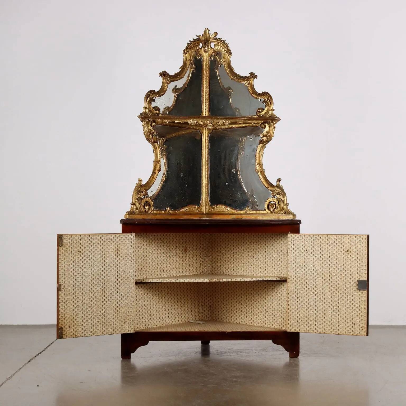 Meuble d’angle ancien style baroque en acajou XX Century