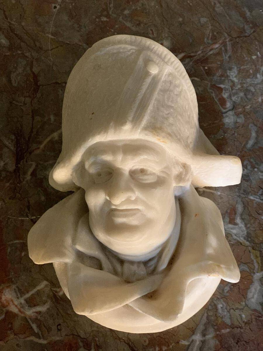 Marble sculpture, man's head in a hat.