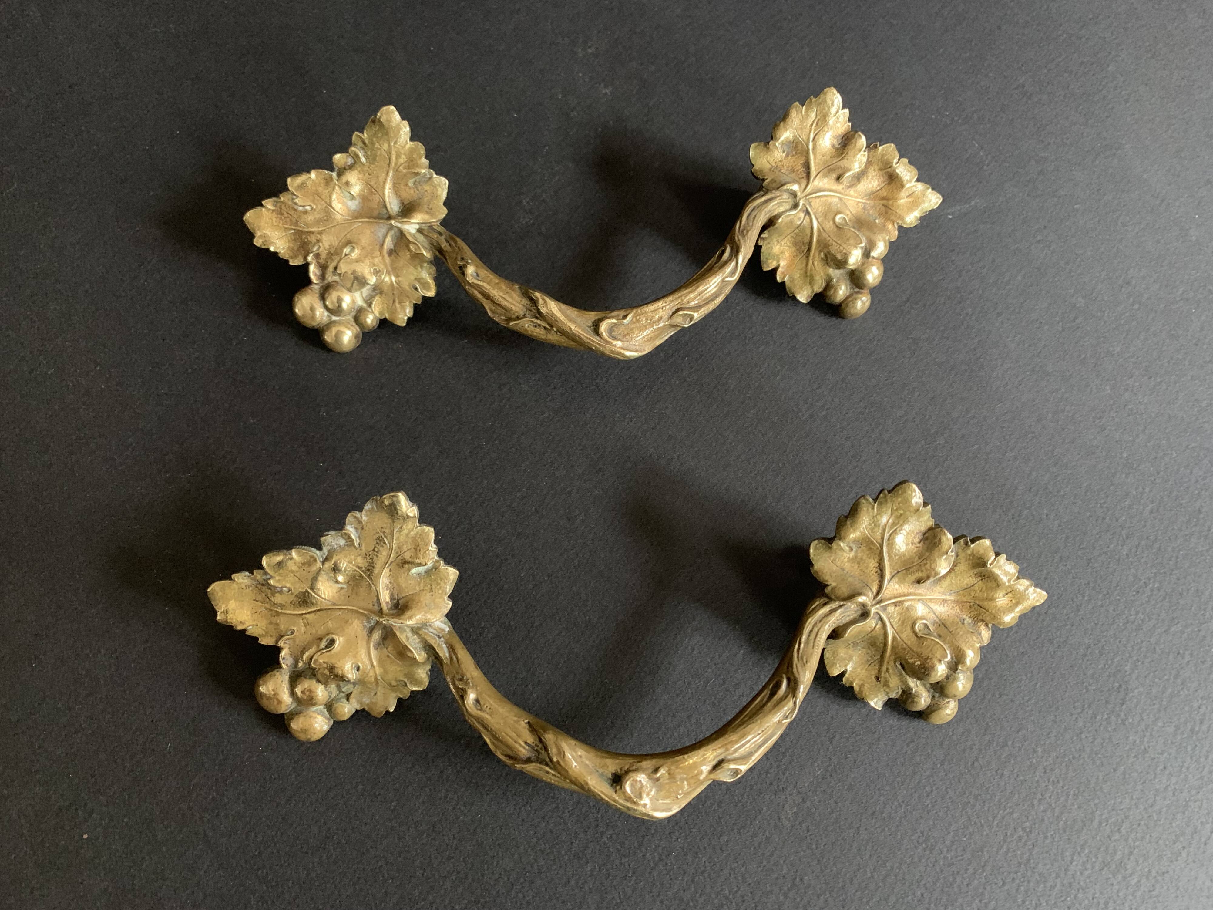 Pair of Art Nouveau bronze handles decorated with vine leaves, 1930