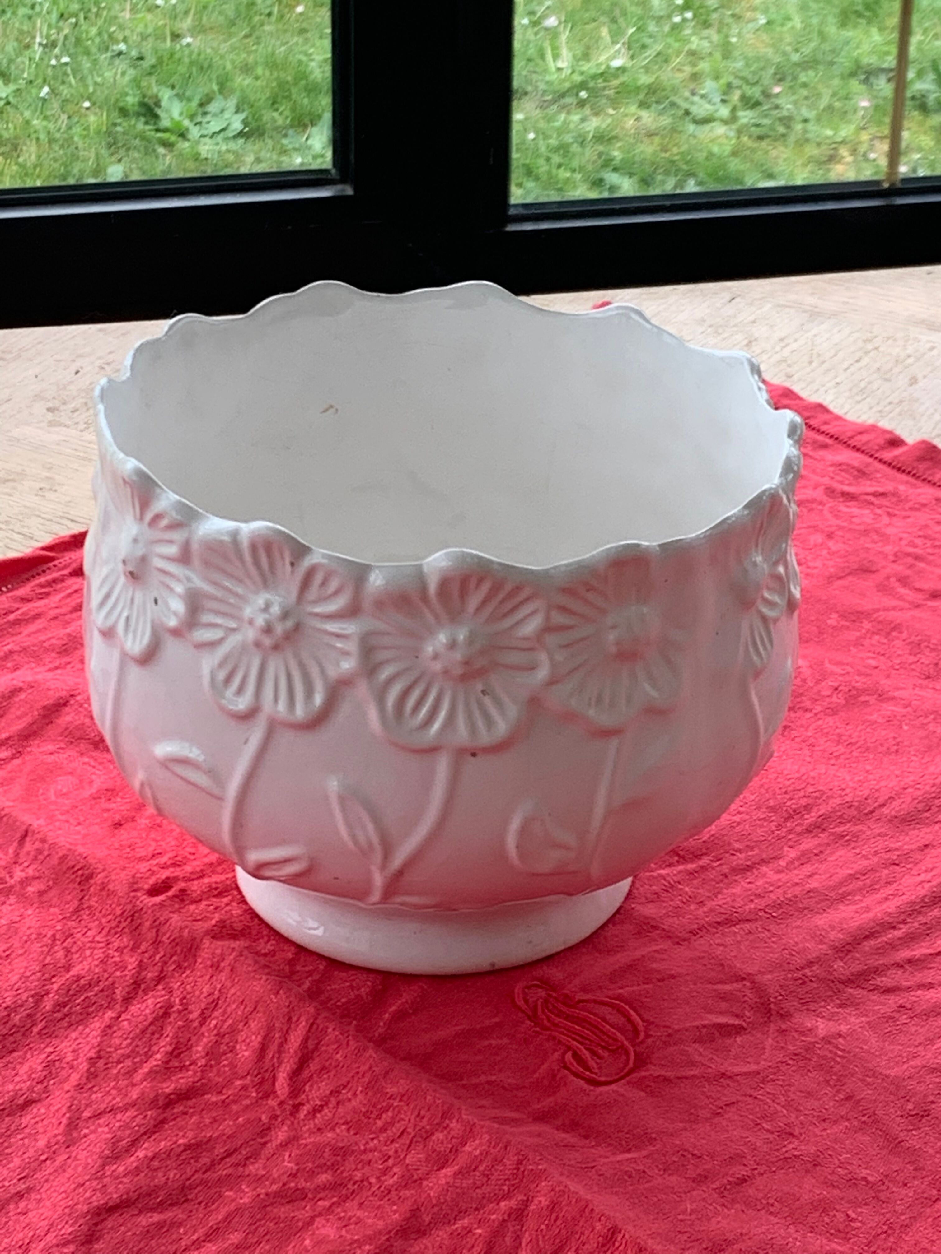 Pot cover slurry in glazed ceramic white vintage floral pattern