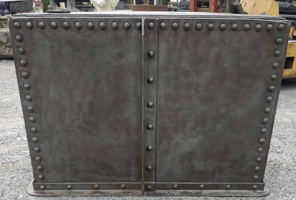 Bar en fer rivete industriel